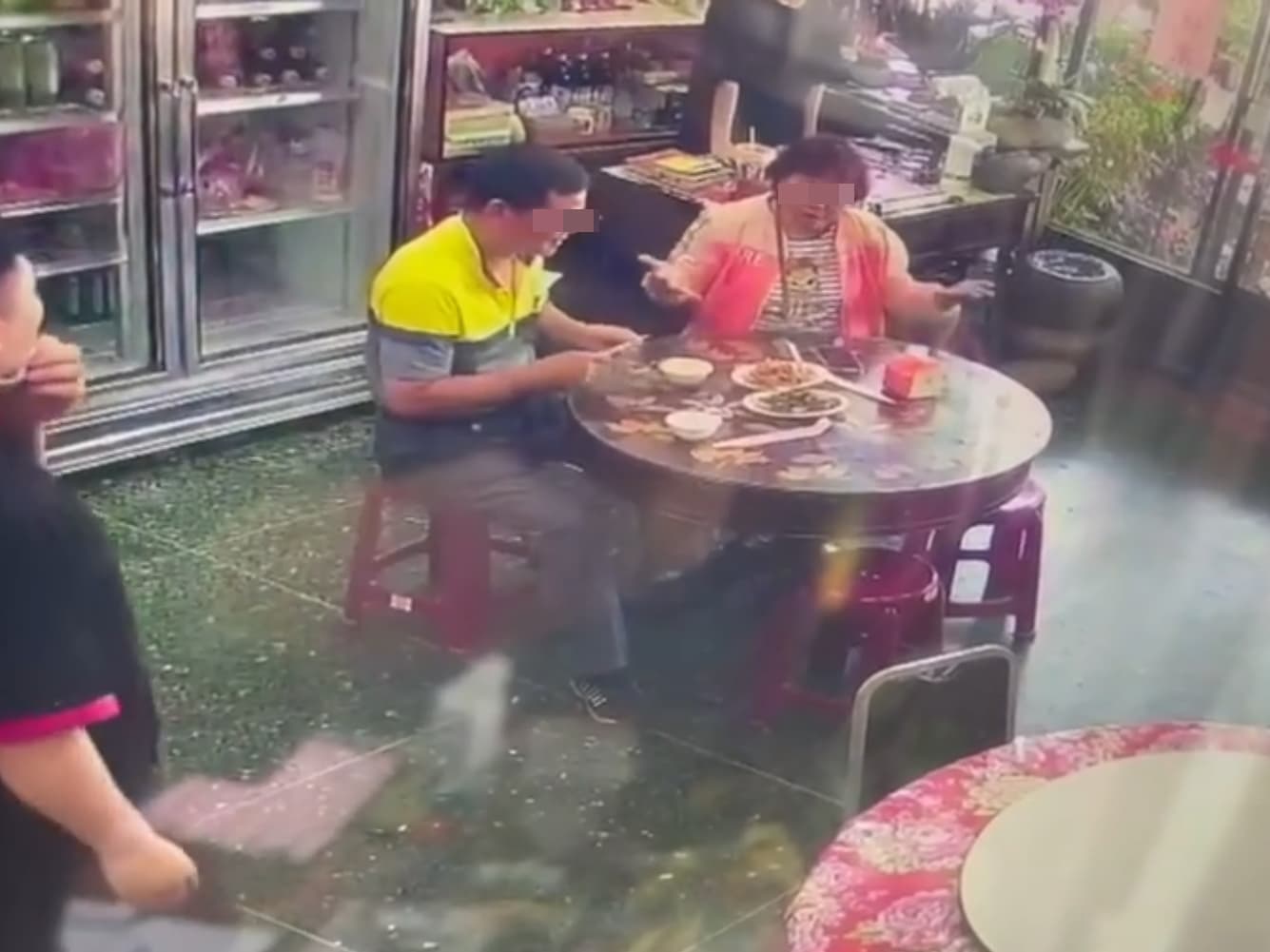 婦人吃到一半突然咆哮:「我吃半碗白飯也要付20塊嗎?真是上了賊船!」(翻攝臉書社團「爆料公社二社」)