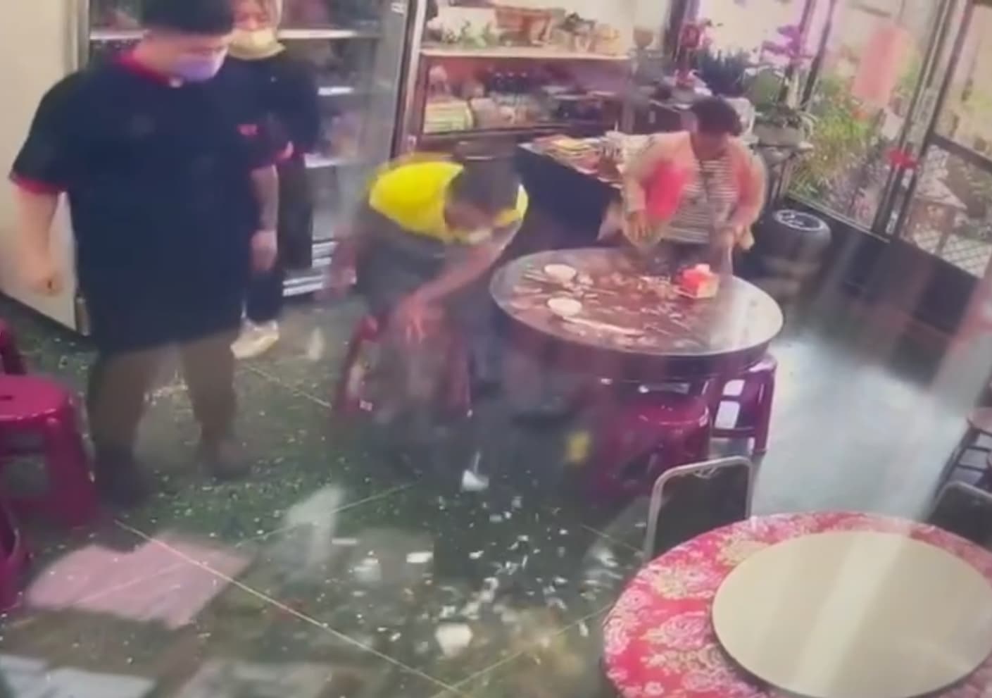 婦人咆哮後,她老公突然暴怒抓起桌上菜盤往地上重摔。(翻攝臉書社團「爆料公社二社」)