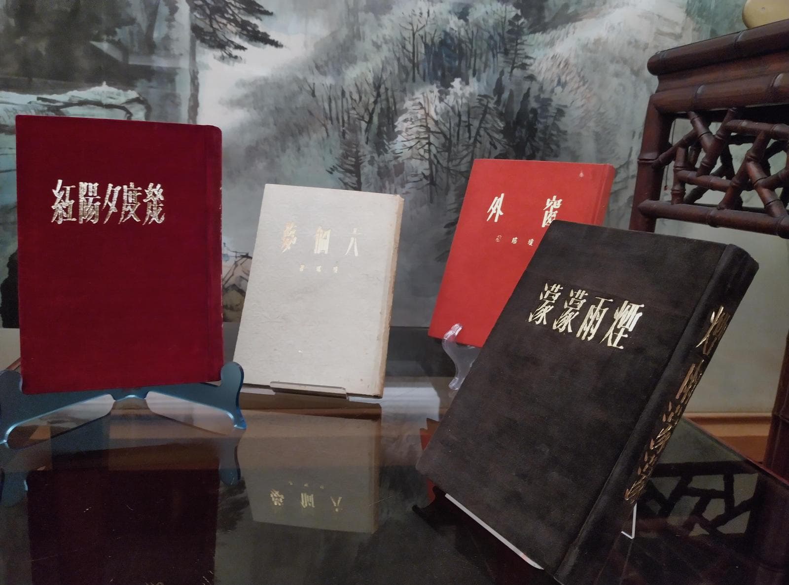 可園最後巡禮展出的絲絨精裝紀念封面作品。（瓊瑤故事館籌備處提供）