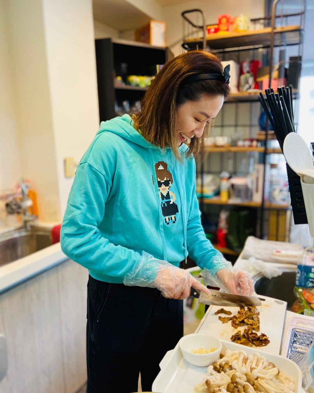 平常就愛吃美食的蔡依珊,也喜歡自己動手料理,她喊話在疫情的壓力下,做些自己喜愛的事舒壓。(翻攝自蔡依珊臉書)