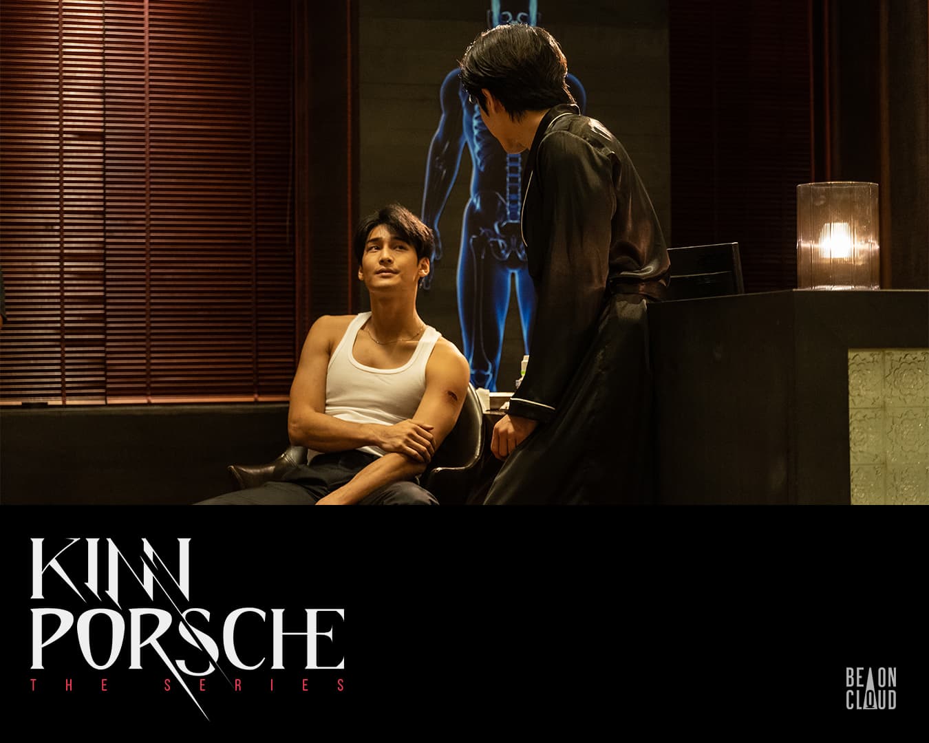 少爺(右)深夜到Porsche(左)房間替他擦藥。(愛奇藝國際站提供)