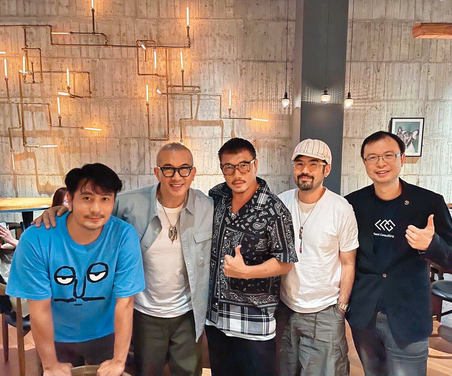 具俊曄(左二)和藝術愛好者郭彥甫(左一)、紋身白(右二)等人聚餐。(翻攝自紋身白IG)