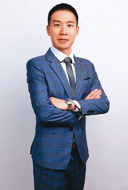 律師周弘洛（圖）指出，李立常與女性長官共築愛巢，可說是知法犯法。（翻攝網路）