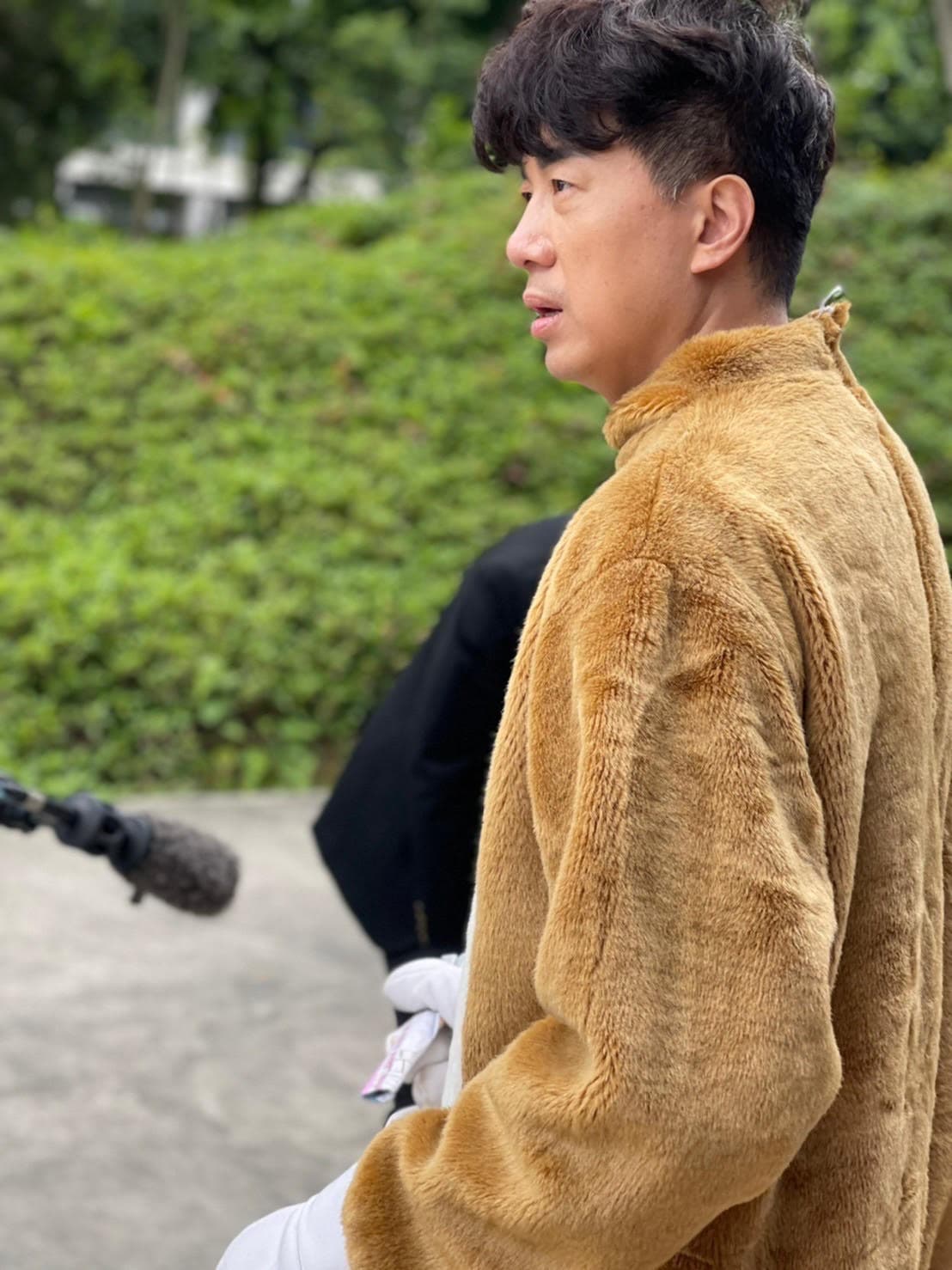 《黃金歲月》吳皓昇對操偶很有經驗,特別準備汗衫來應戰。(民視提供)