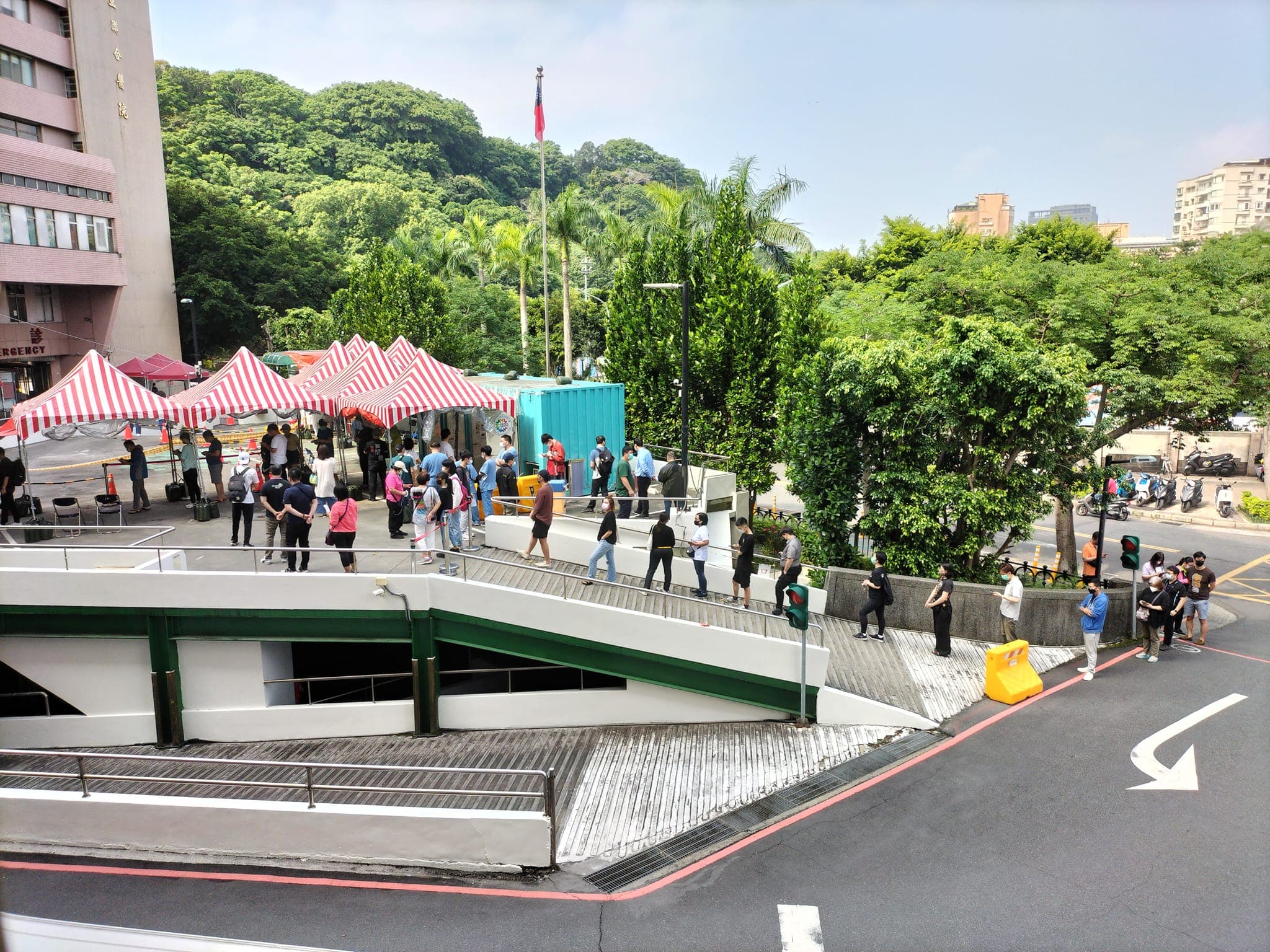 蘇一峰醫師貼出醫院外排隊篩檢人潮。（翻攝自蘇一峰臉書）