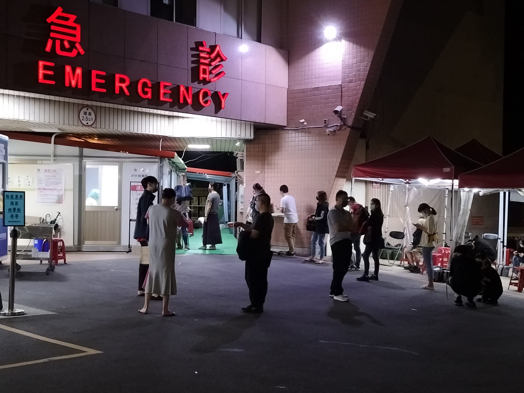蘇一峰表示，篩檢人潮從早到晚都有。（翻攝自蘇一峰臉書）
