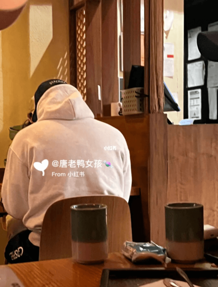 玄彬身穿帽T搭配鴨舌帽，孫藝真則坐在他對面用餐。（翻攝自小紅書）