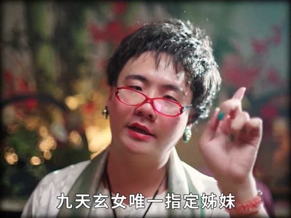 阿翰在新片中化身算命阿姨。（翻攝自阿翰臉書）