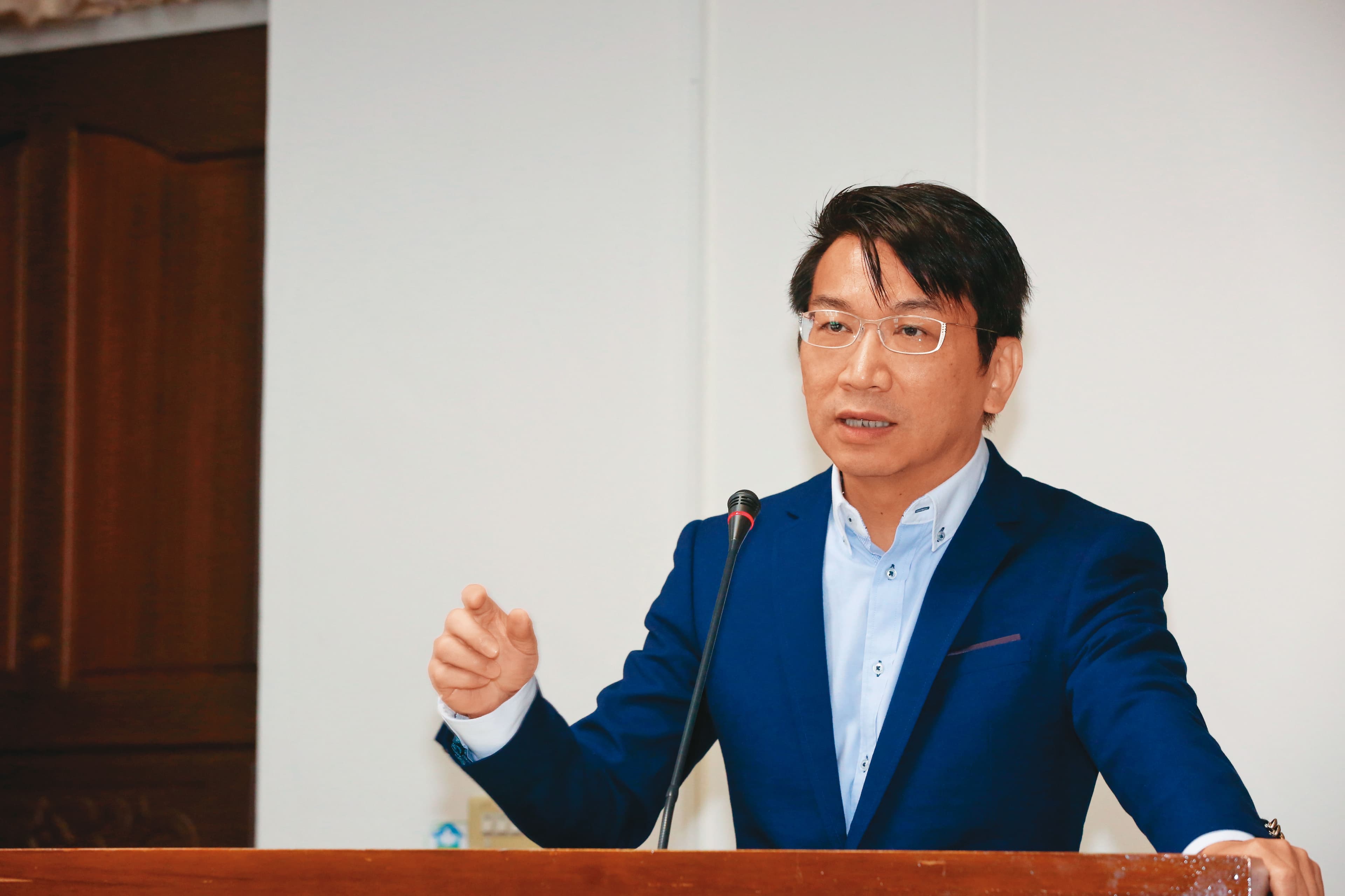徐永明否認期約收賄，並強調公聽會非他主辦，他只幫忙借場地，出席發言幾分鐘即離開，但被檢方拿出立院內規打臉。
