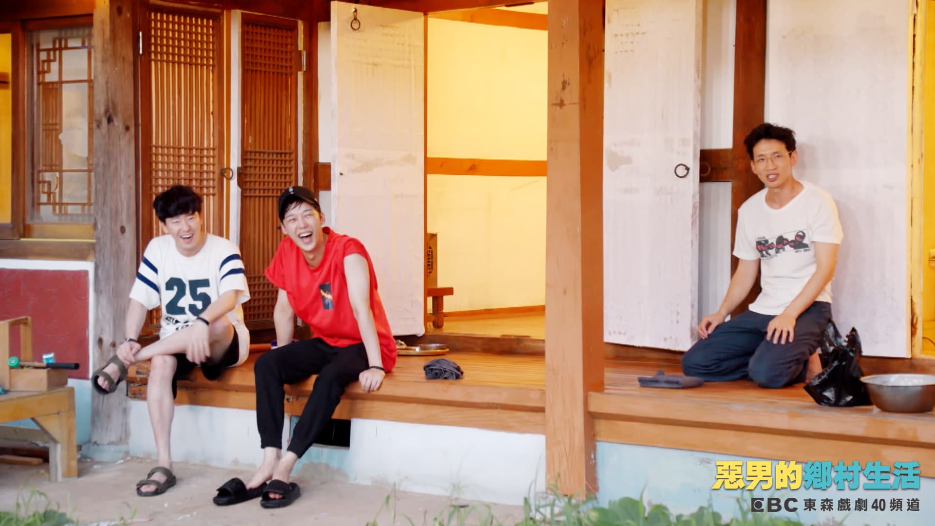 嚴基俊(左起)、尹鐘焄和奉太奎在實境秀《惡男的鄉村生活》吃足苦頭,年紀最小的尹鐘焄更是忙個不停。(東森戲劇台提供)