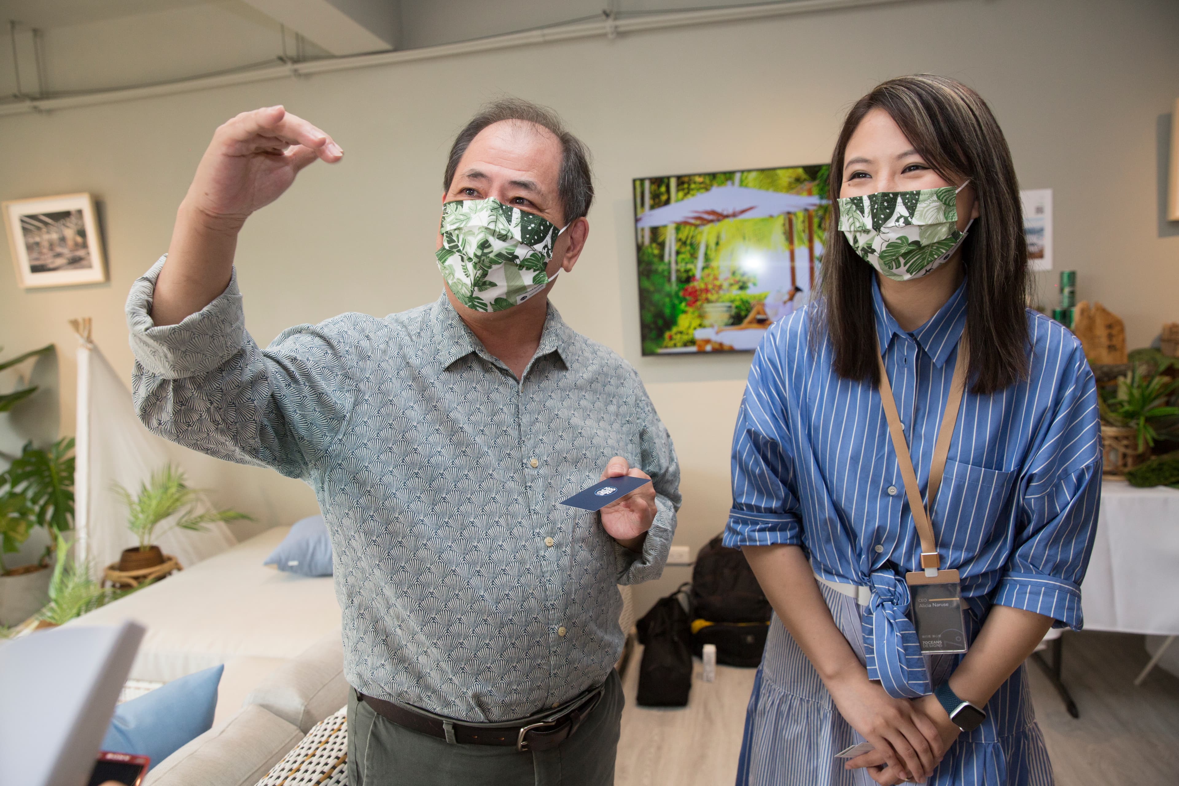 明紳實業董事長蒲浩為(左)專精製作休閒家具,女兒蒲心悅(右)則打自有品牌,二人合作無間。