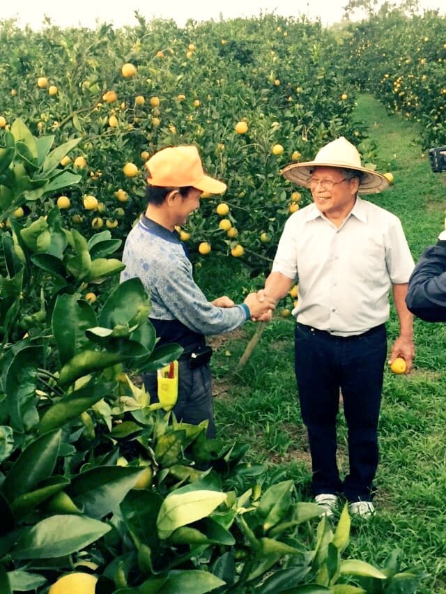 長年投入健康食品產業，讓黃伯誠更重視吃的健康，圖為他拜訪契作有機農戶。（大漢酵素生技提供）