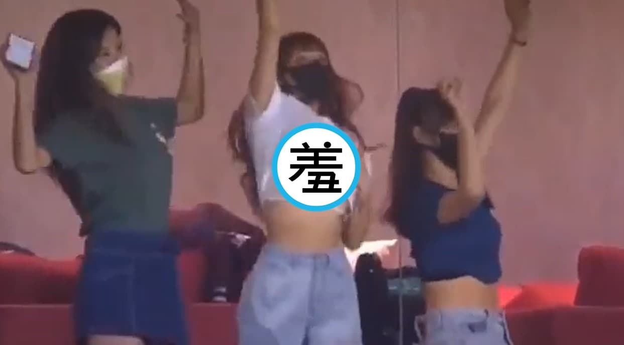 林襄場邊看球的走光畫面瘋傳,引起球迷討論。(翻攝自YouTube)