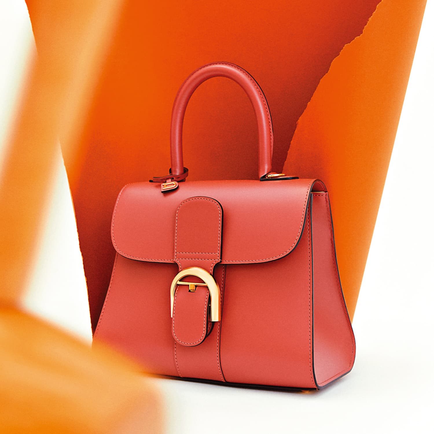 緋紅色Brillant PM手袋,NT$214,300。(美之心提供)