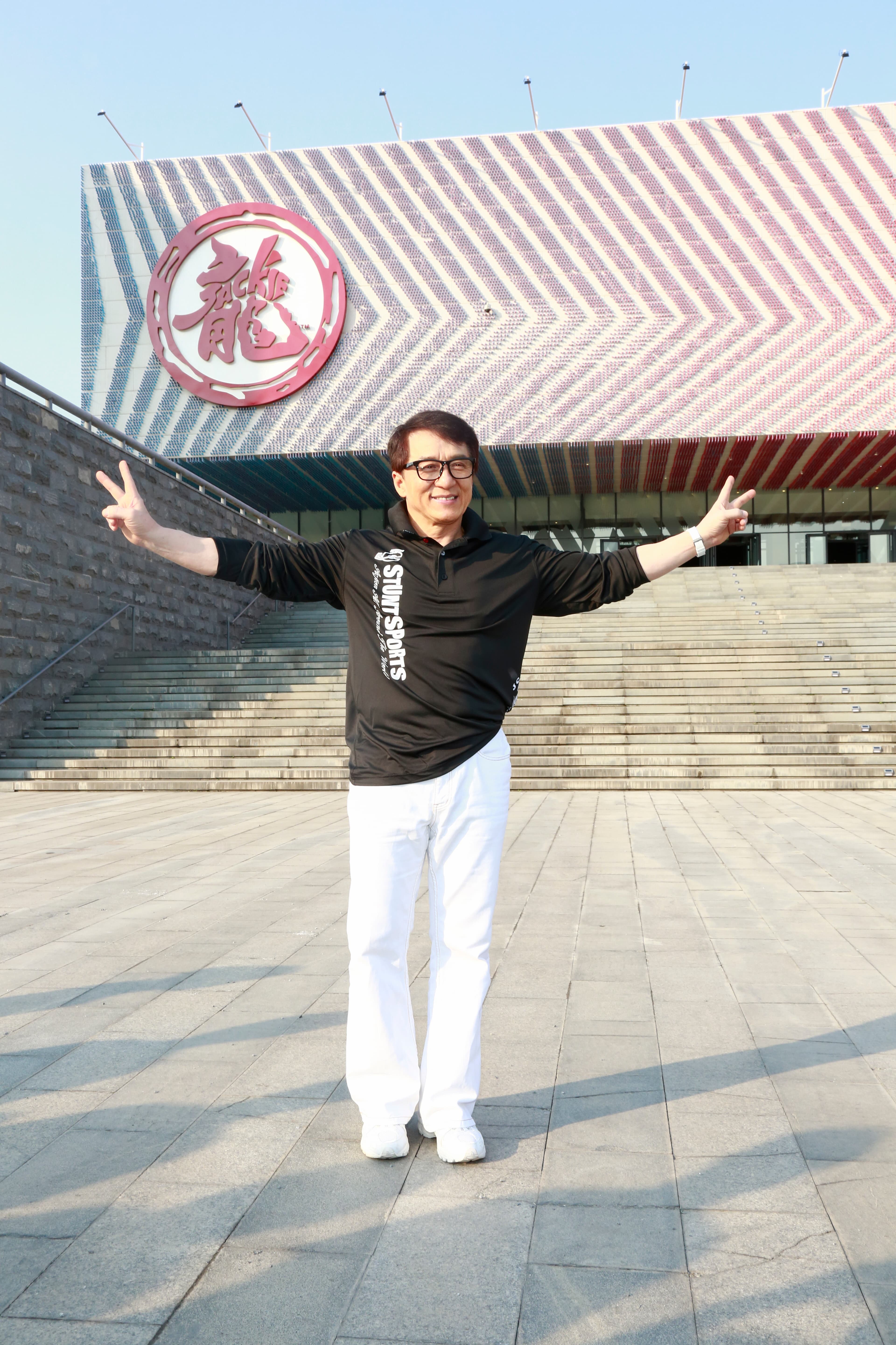 朱延平笑說成龍像過動兒,靜不下來。