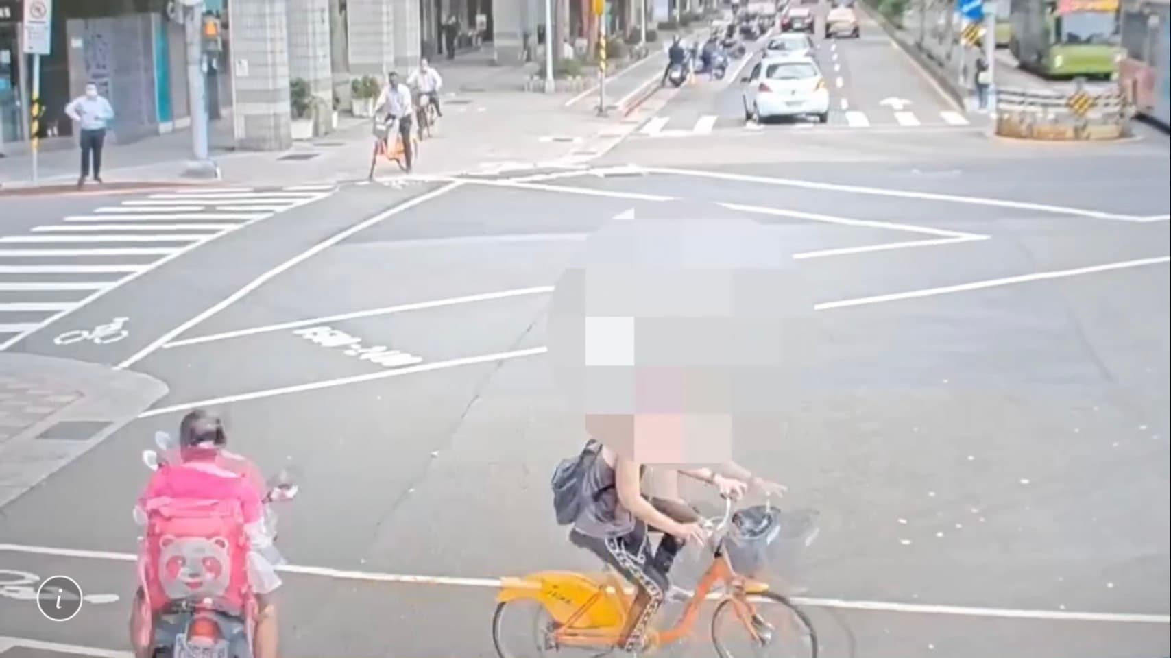 監視器拍下黃男得手後騎乘ubike逃逸。(翻攝畫面)