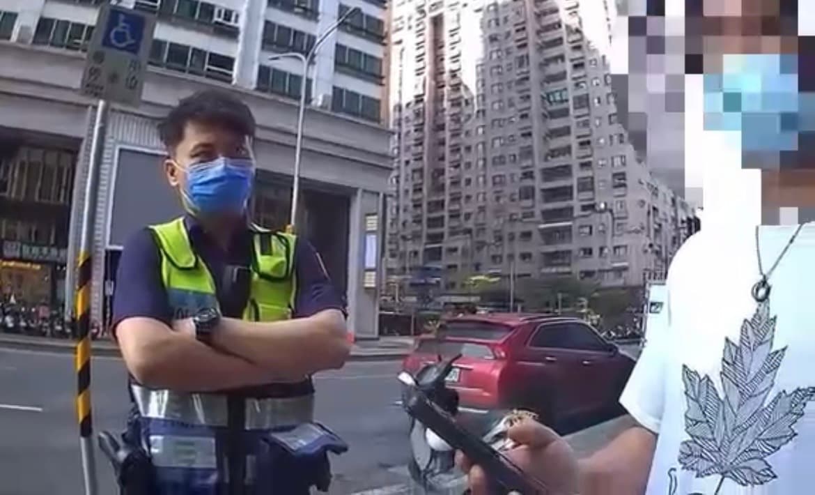 警方逮捕臨櫃匯款的謝姓車手。(警方提供)
