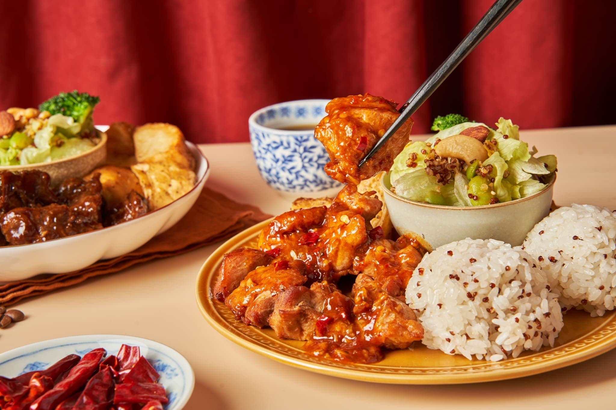 咖啡仔排藜麥飯套餐,淡淡咖啡香融入慢火熬煮的排骨中,搭配怡客經典藜麥飯與新鮮沙拉碗,頗具創意。(240元/份)