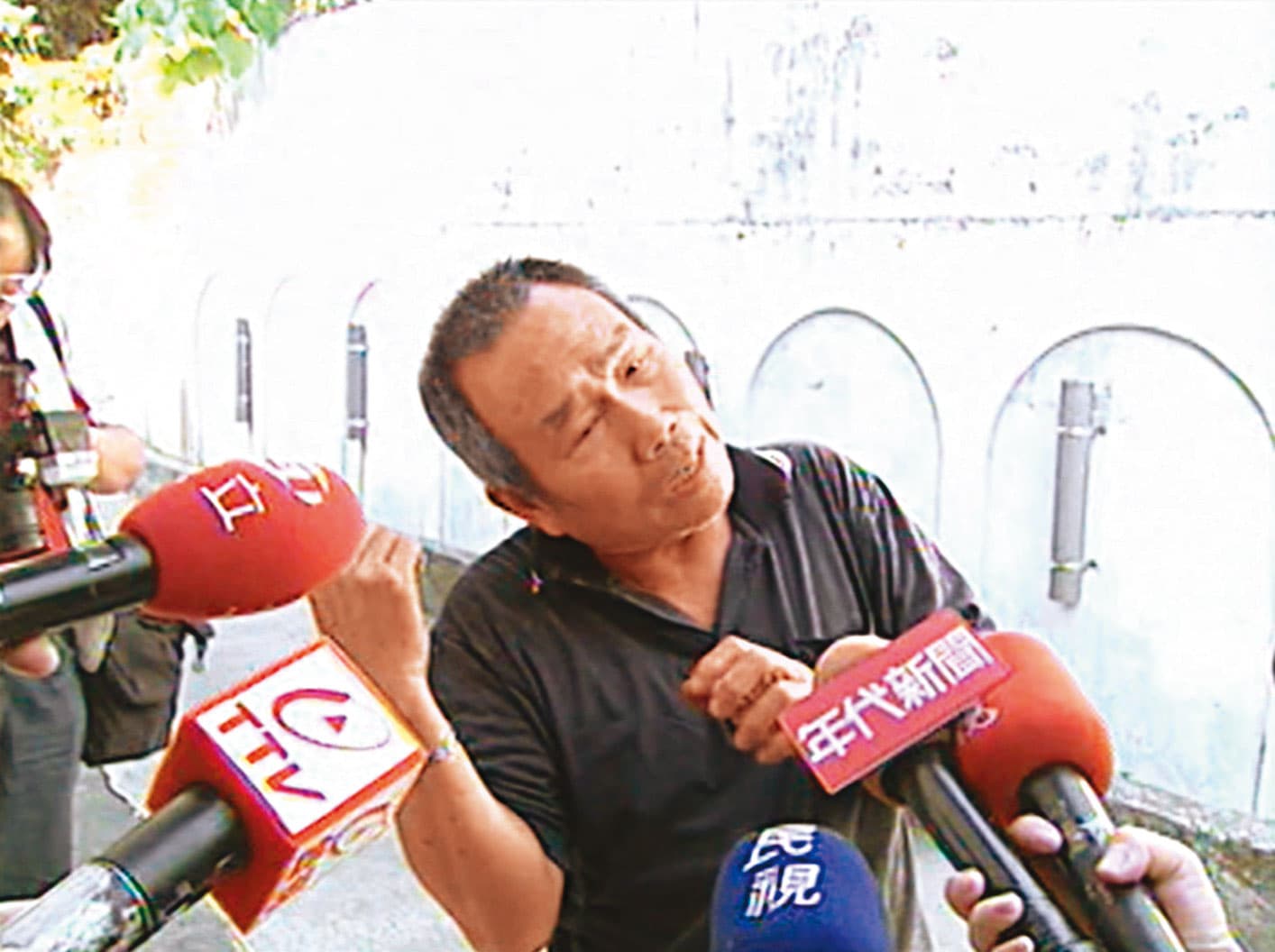 掃街車司機(圖)在雙園大橋上發現屍袋,嚇得趕緊報警。(東森新聞提供)