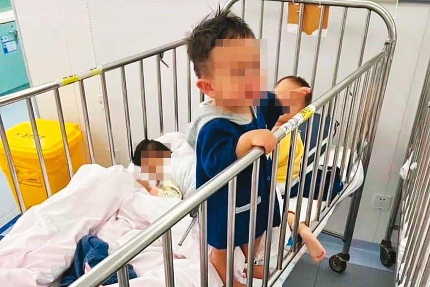 上海防疫手段強迫父母與嬰幼兒分開,4月初時網路瘋傳被隔離的幼兒哭泣照,但上海市公共衛生臨床中心否認。(翻攝自推特)