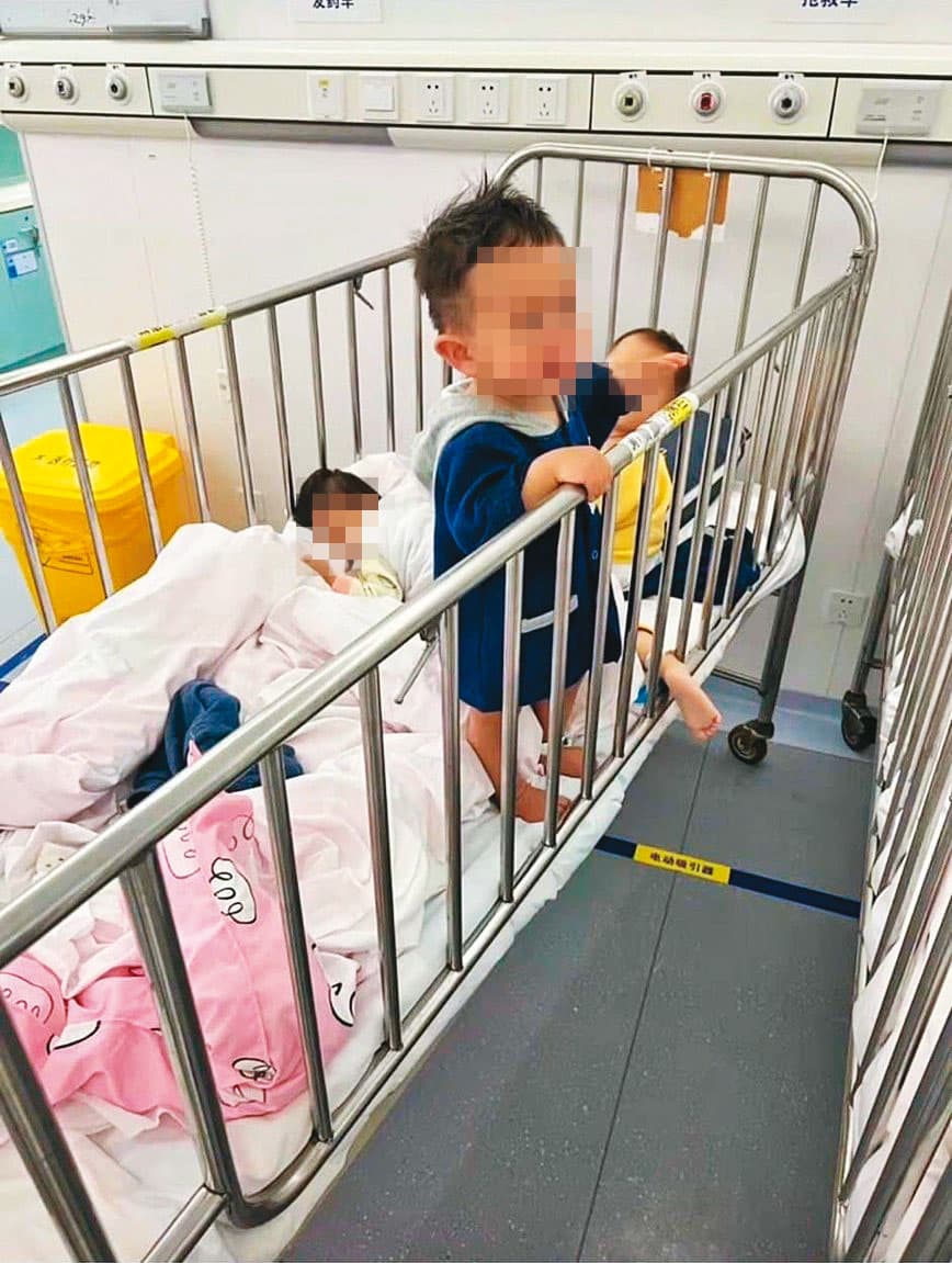 上海防疫手段強迫父母與嬰幼兒分開,4月初時網路瘋傳被隔離的幼兒哭泣照,但上海市公共衛生臨床中心否認。(翻攝自推特)