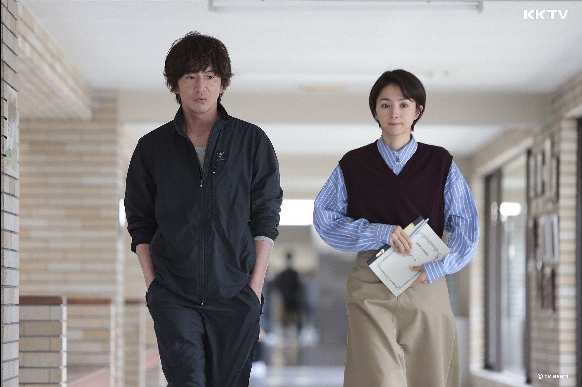 劇中木村拓哉(左)因緣際會下回母校當拳擊教練,滿島光被指派為社團指導老師。(KKTV提供)