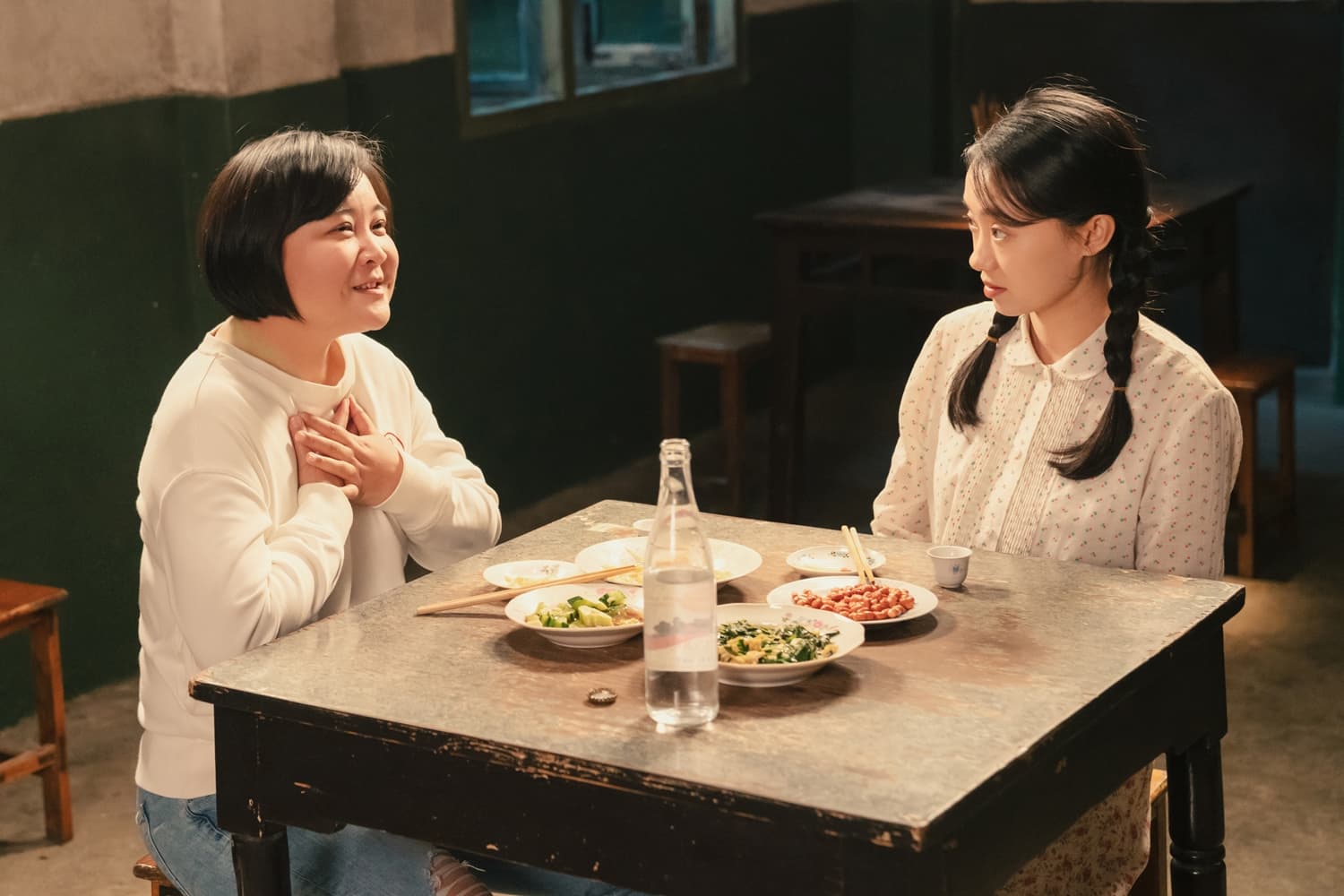 張小斐(右)在《你好,李煥英》中飾演年輕版的李煥英,因為本片讓她爆紅,她曾公開表示賈玲是自己的「貴人」。(車庫娛樂提供)