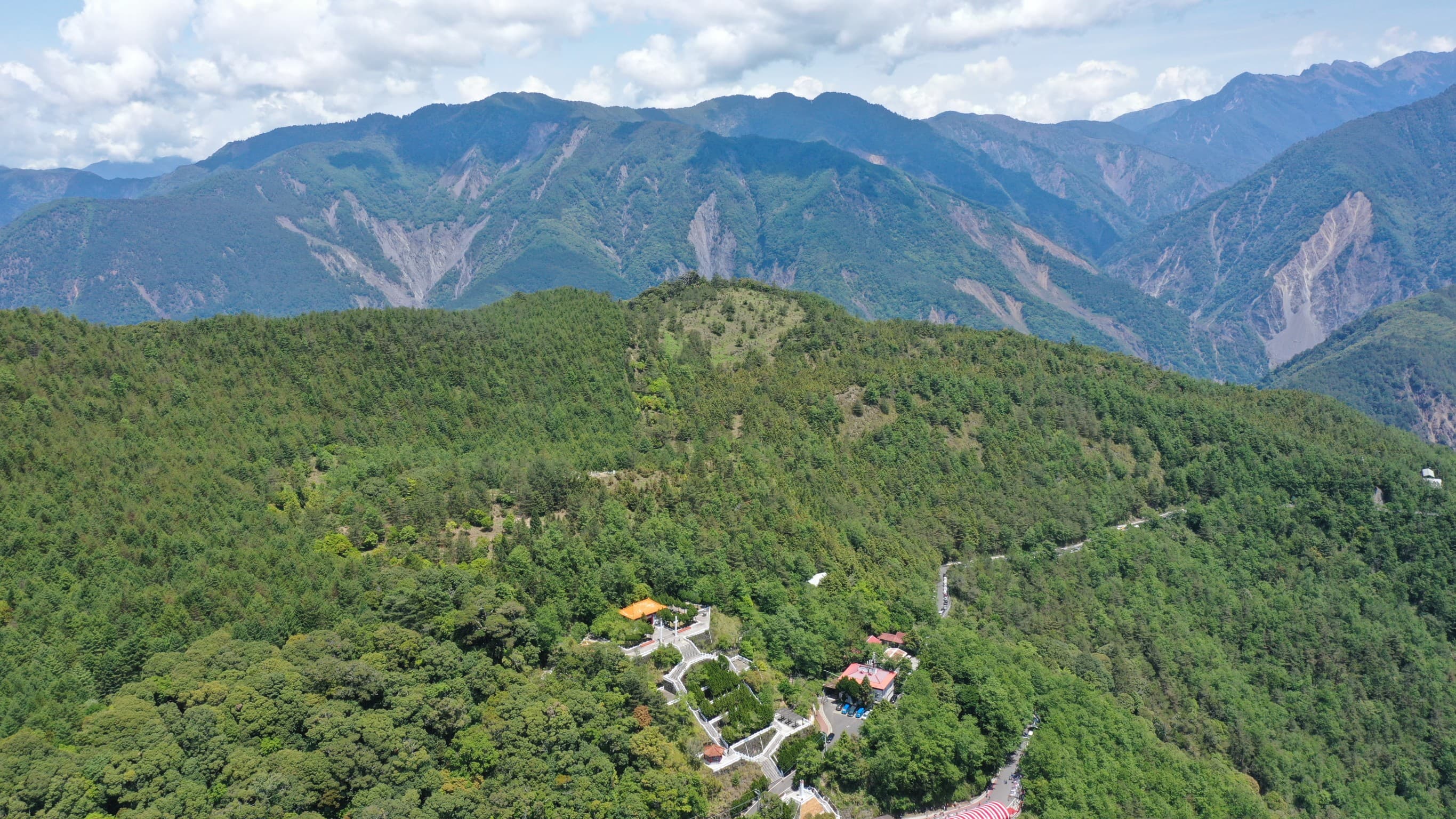 南橫正式復通，陳其邁邀大家來沿途的觀光景點打卡追美景。（高雄市政府提供）