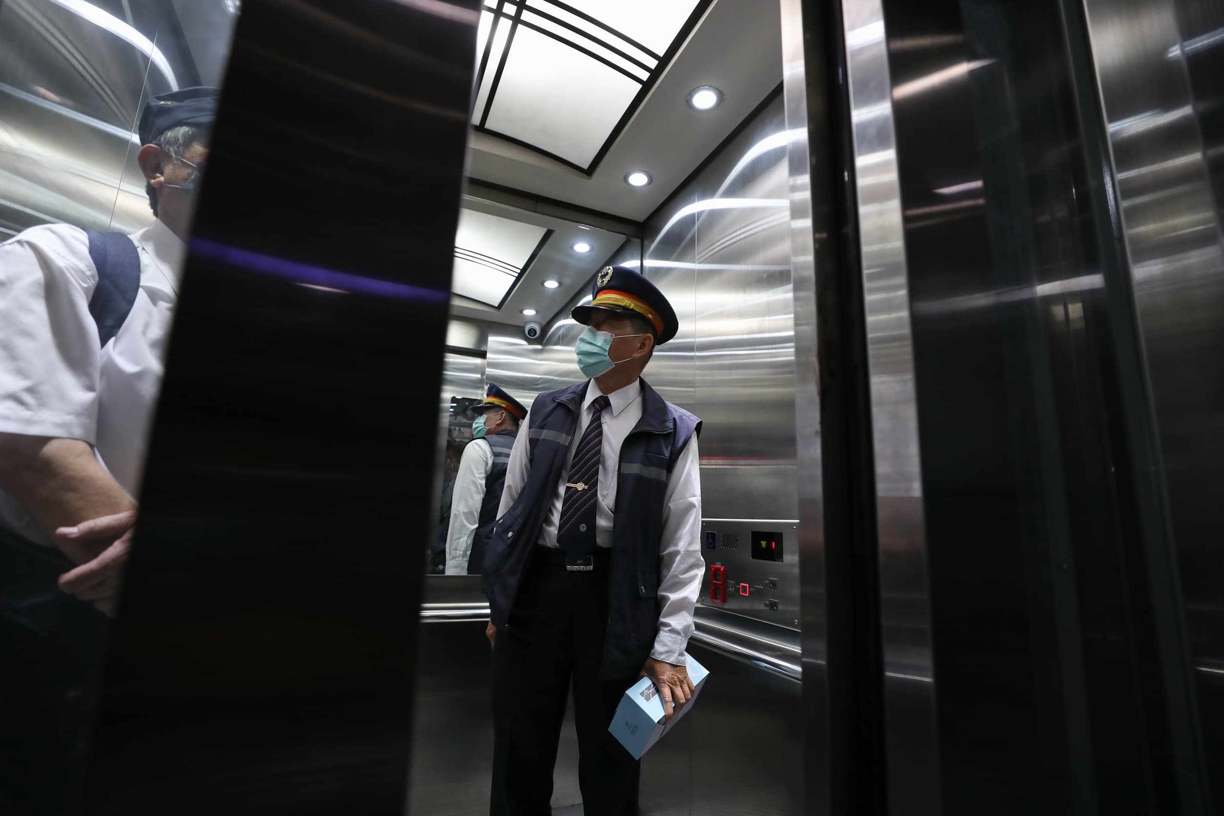 台灣鐵路工會發動會員於勞動節當天集體不加班,因此今日僅有少數台鐵員工上班;圖為高雄新左營站情形。