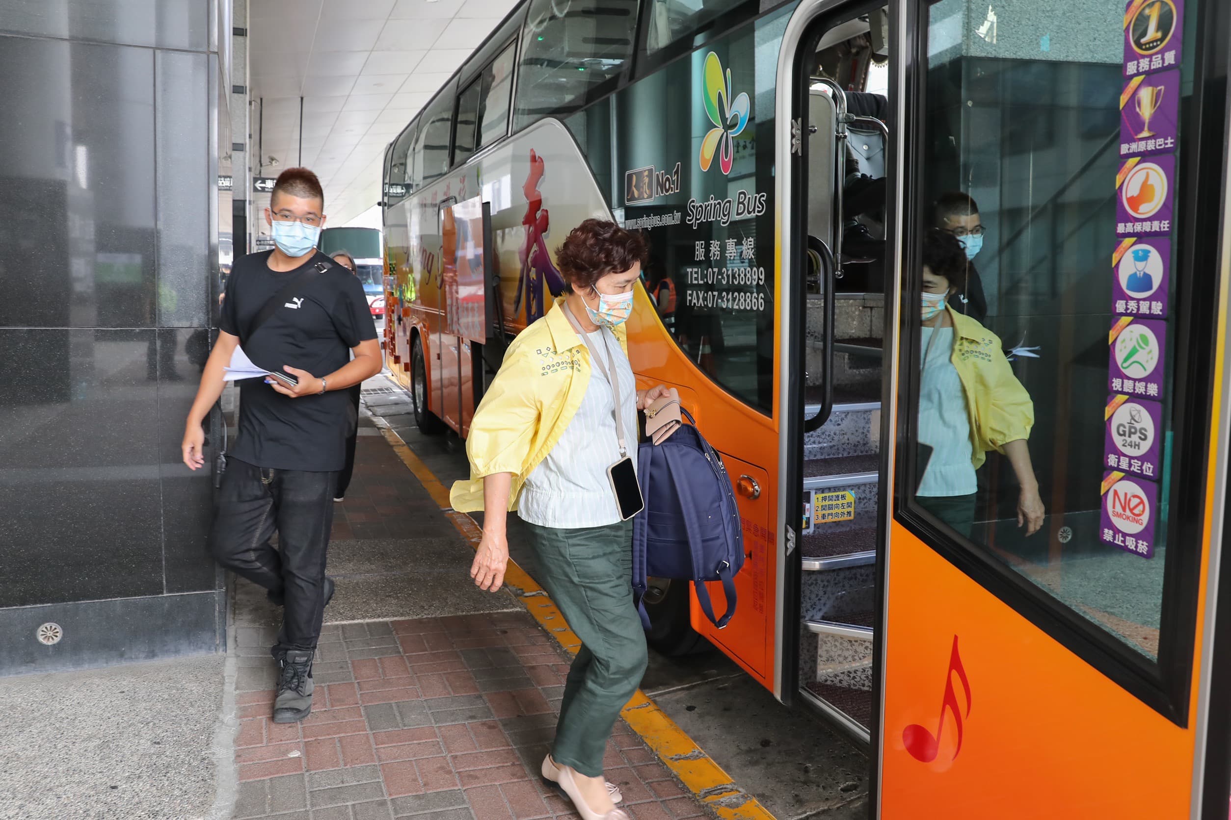 不少民眾選擇搭乘「類火車」路線;圖為高雄新左營站情形。