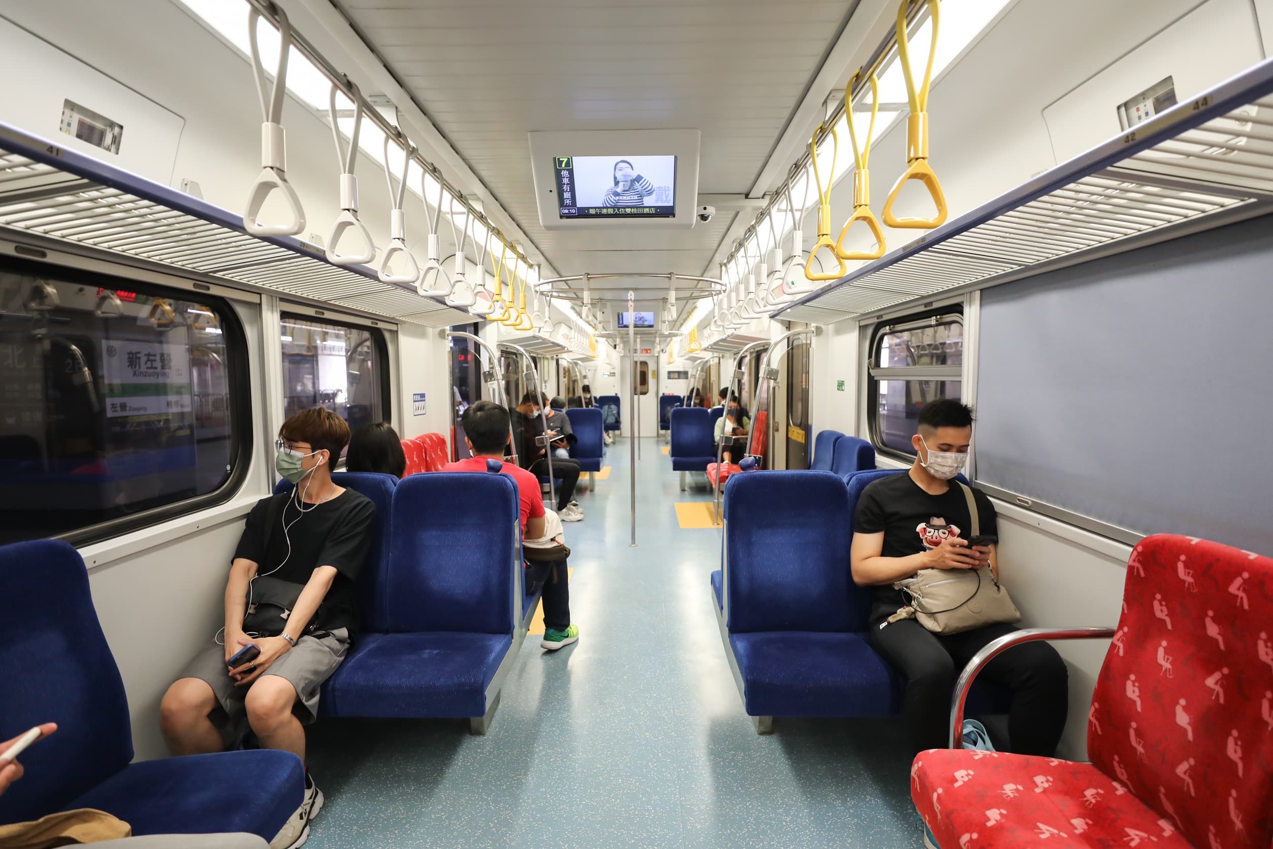 台鐵今日機動加開18列次區間車及區間快車;圖為高雄新左營站情形。