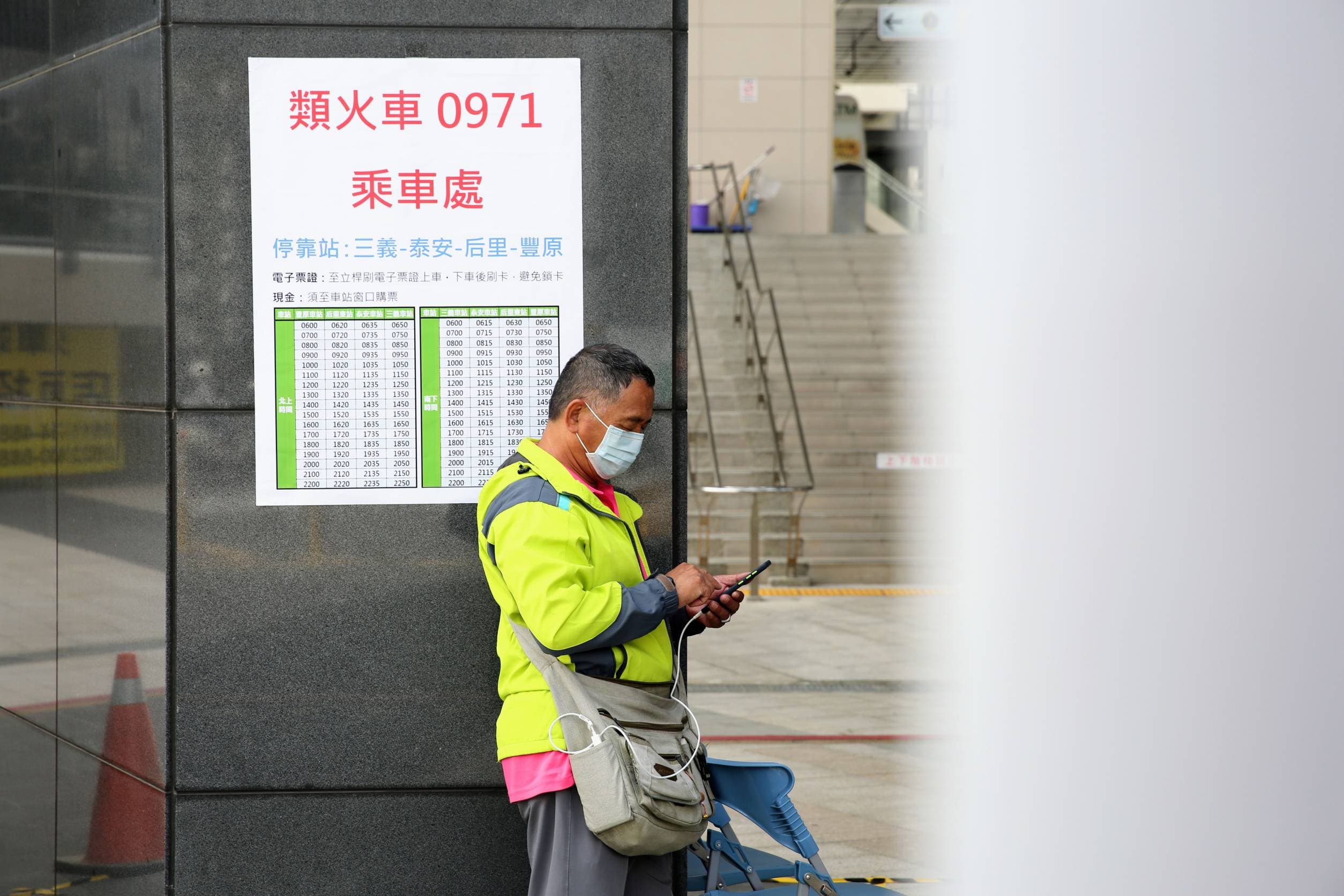 車站外不少民眾排隊等待類火車路線;圖為台中豐原站情形。