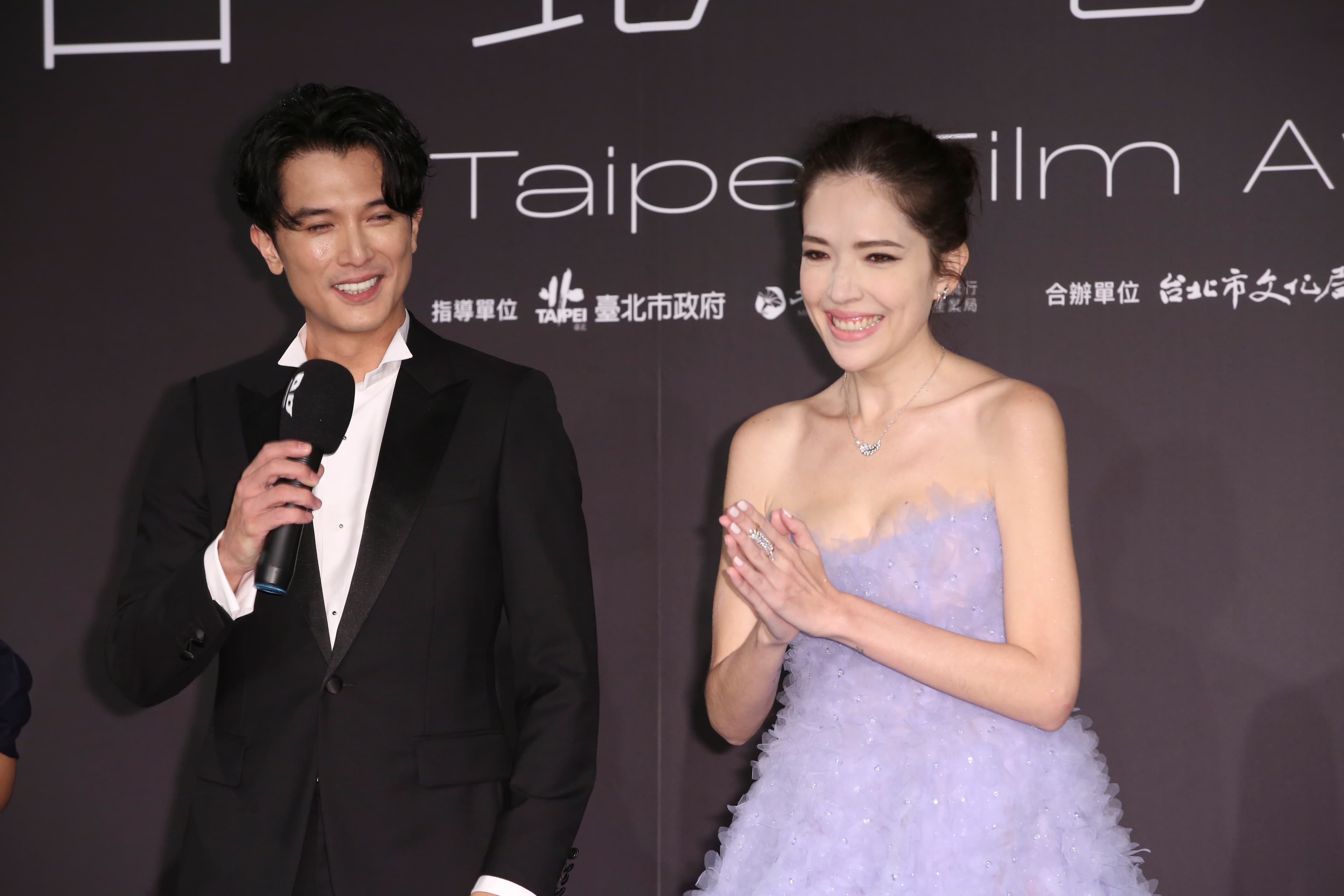 許瑋甯(右)與邱澤(左)因戲結緣,宣布結婚時驚呆演藝圈。