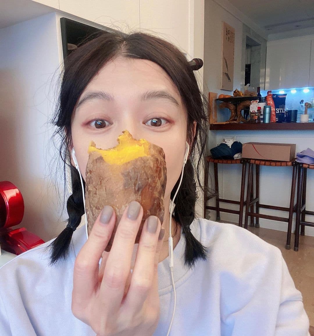 徐若瑄吃大地瓜,更自曝在美人尖附近發現一根白頭髮,要大家來找碴。(翻攝自徐若瑄IG)