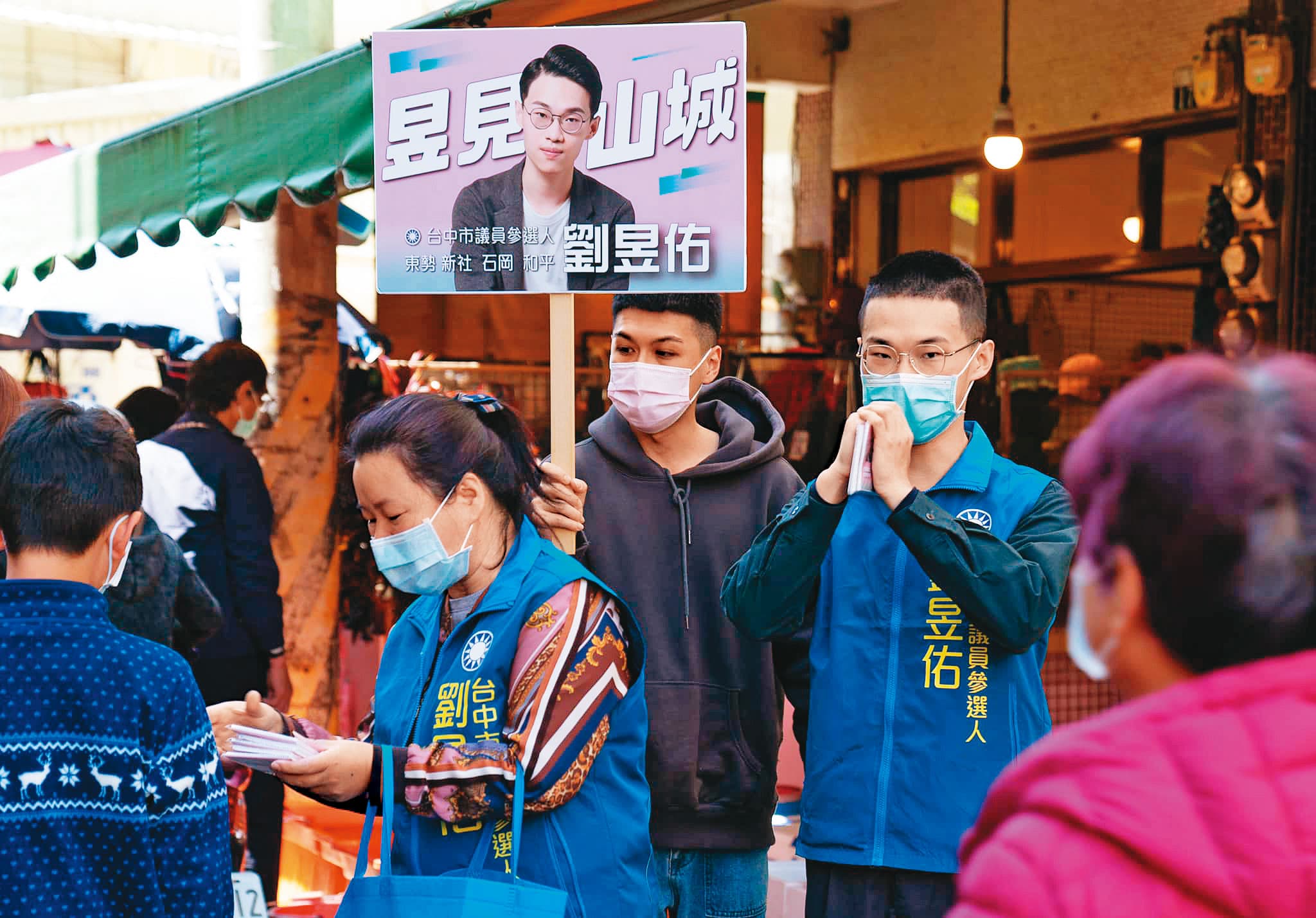 顏清標力推形象正面的24歲劉昱佑(右)參選議員,未料初選竟落馬。(翻攝劉昱佑臉書)