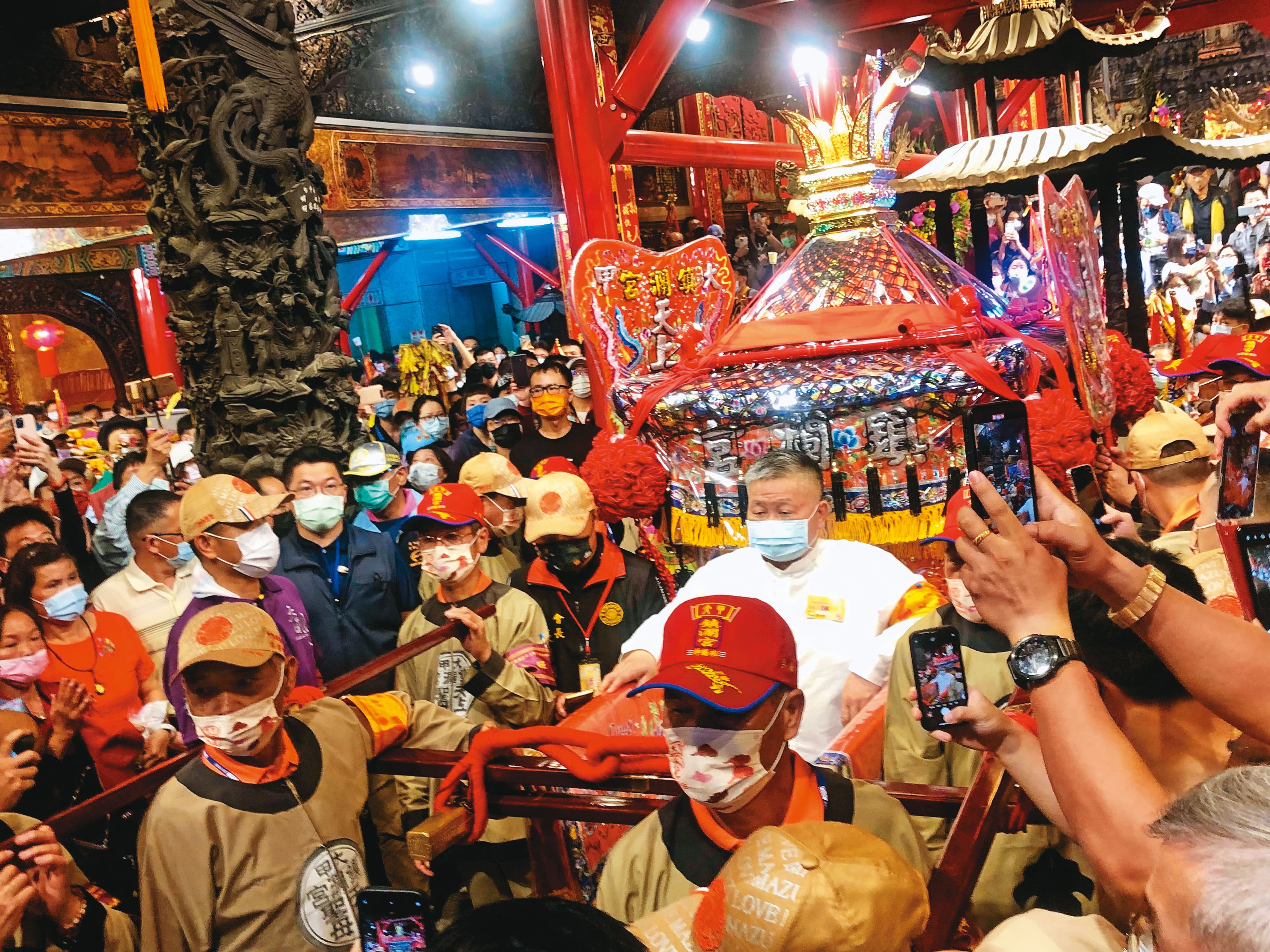 顏清標(白衣者)向來歡迎藍綠政治人物來「蹭」大甲媽,此次鎮瀾宮董監事改選,讓他對政壇心灰意冷。