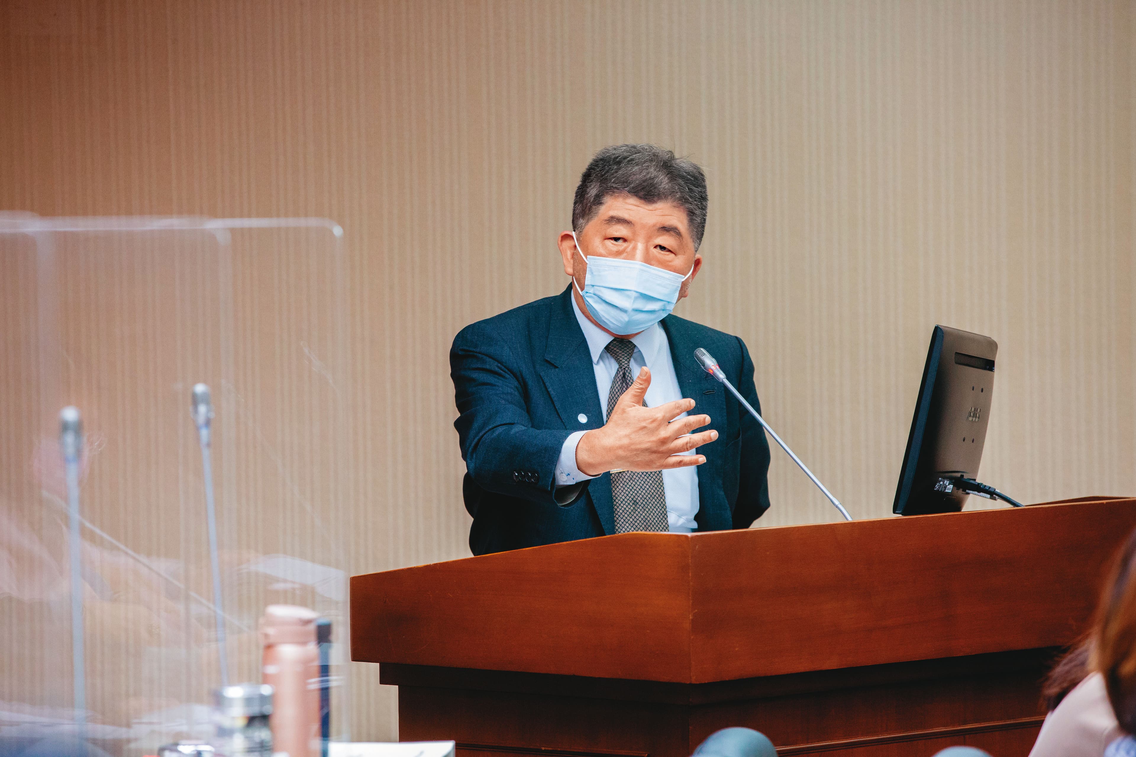政府研議放寬居隔規定,中央流行疫情指揮中心指揮官陳時中表示,會先從打過3劑疫苗的人開始,呼籲大家儘速打好打滿。