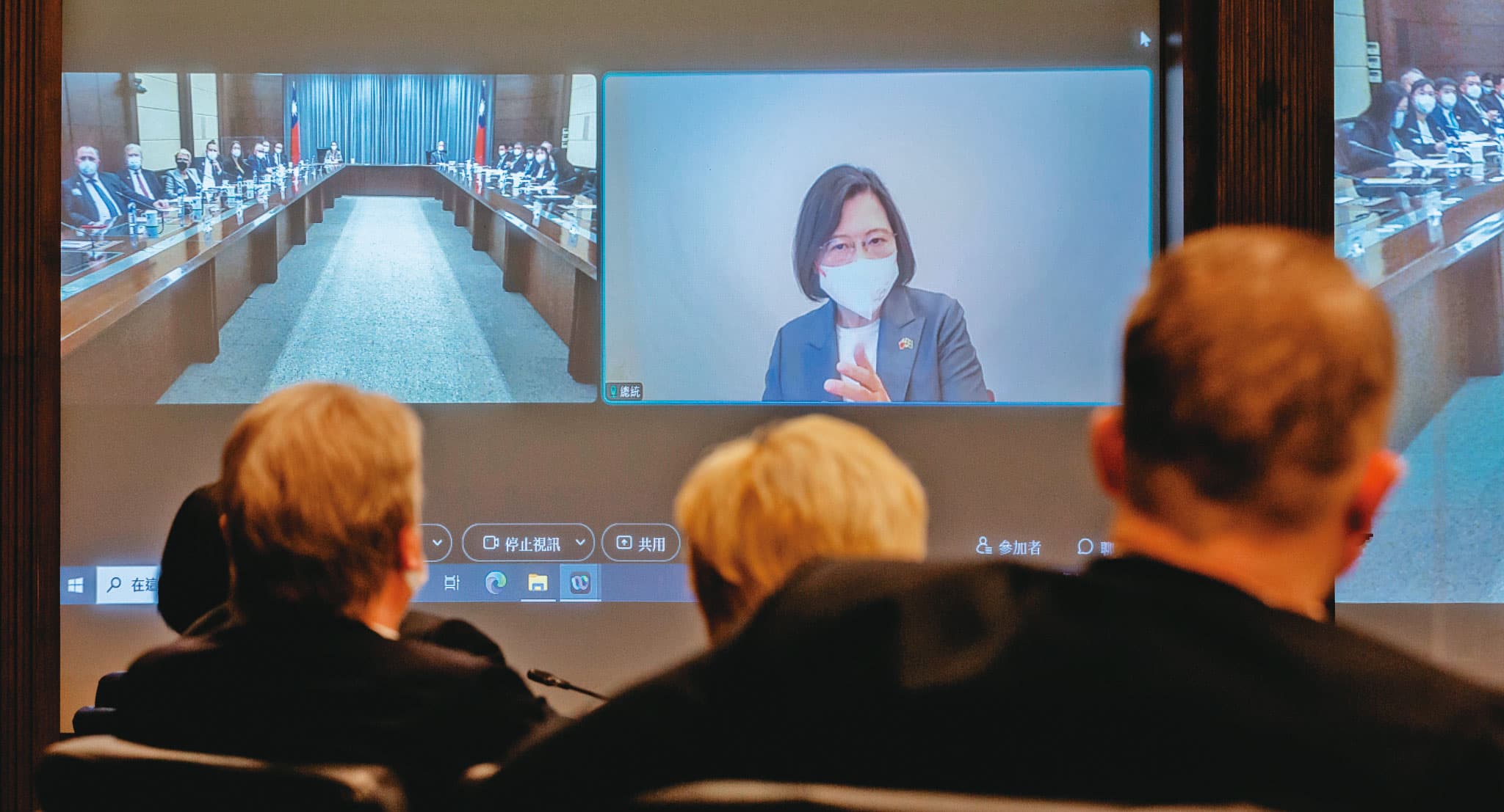 因與確診家人聚餐而一度居隔的總統蔡英文,4月12日與瑞典國會訪團視訊會議。全面免居隔後,快篩陰性就可外出工作。(總統府提供)
