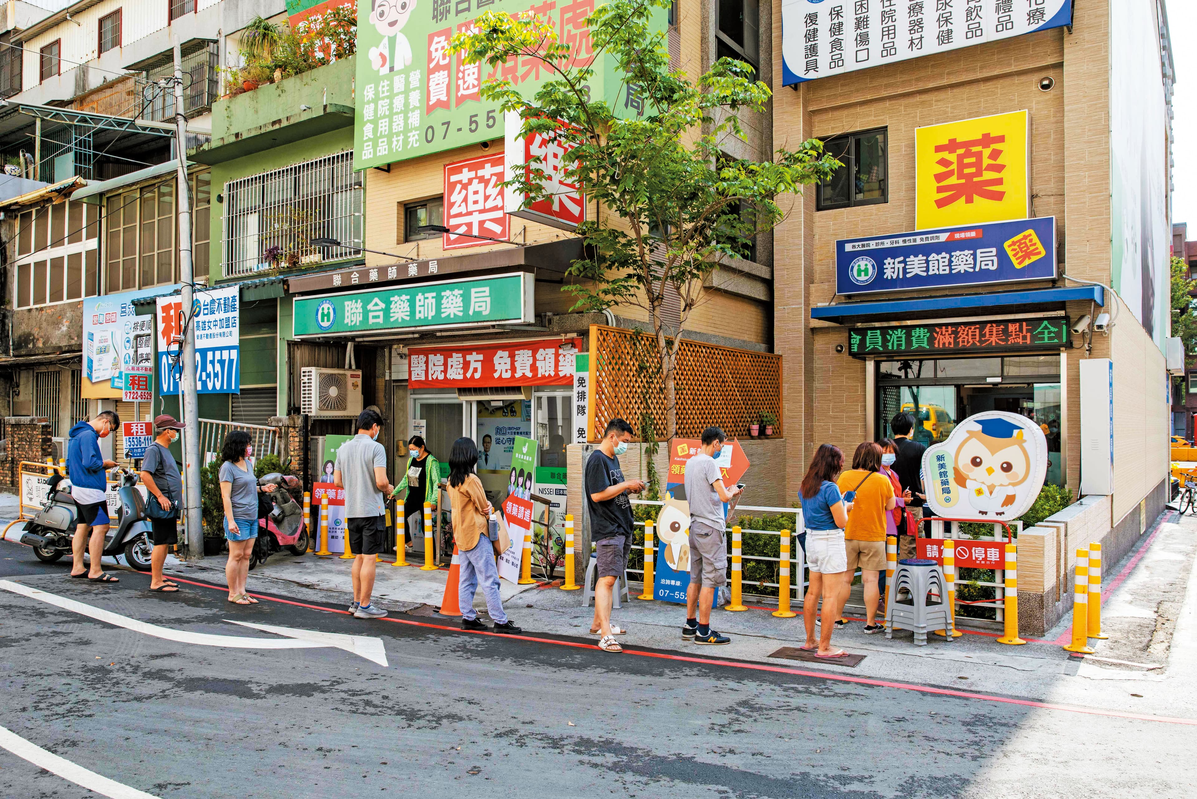 快篩實名制4月28日上路,搶買快篩的民眾在藥局外大排長龍。家用快篩已成重要的防疫工具。