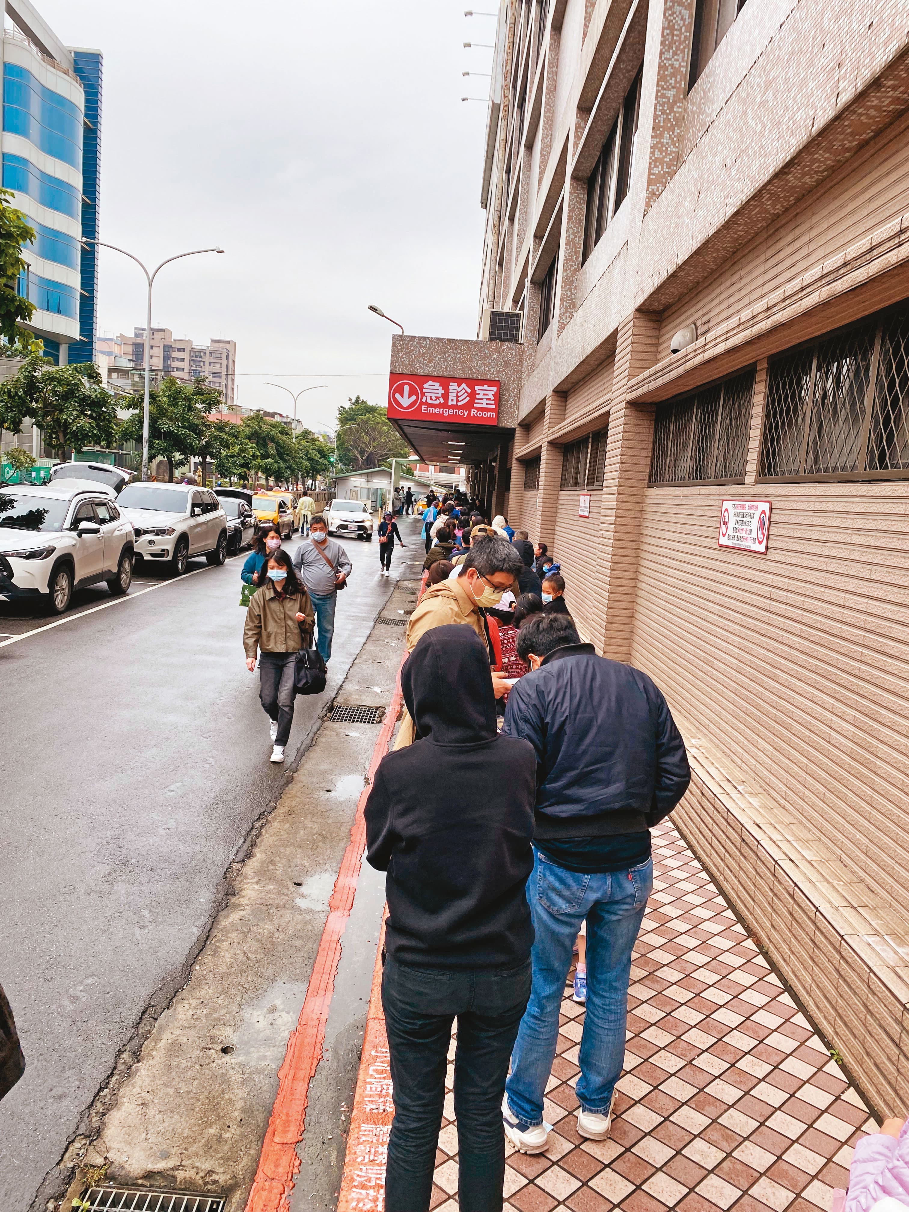 本土疫情飆升,醫療、篩檢量能成為關鍵。圖為醫院外排隊等候PCR採檢的民眾。