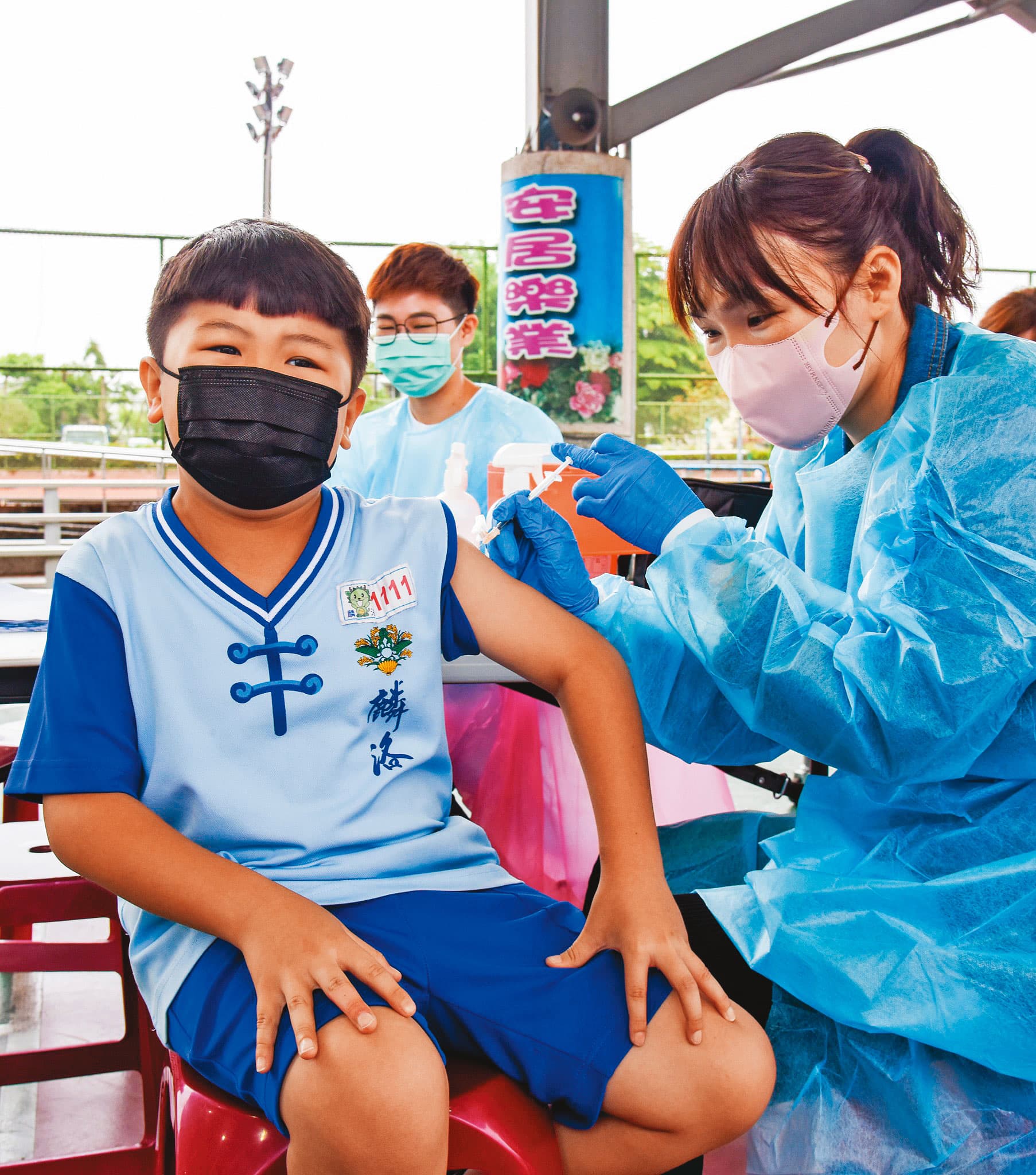 兒童疫苗5月起陸續開打。圖為2日屏東小學生施打疫苗。(翻攝潘孟安臉書)
