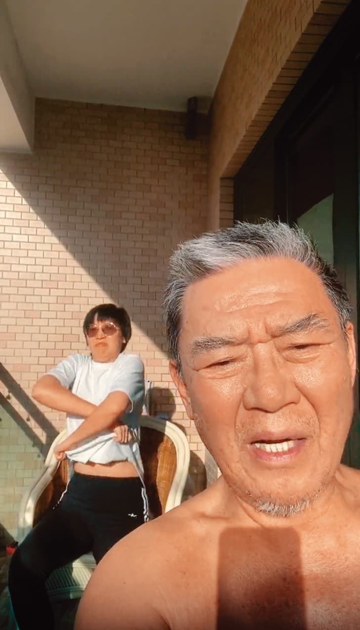 李立群(右)笑說:「封城沒事幹就要找事幹」,跑到陽台裸曬,連女兒(左)也搞笑作勢脫衣。(翻攝自李立群抖音)