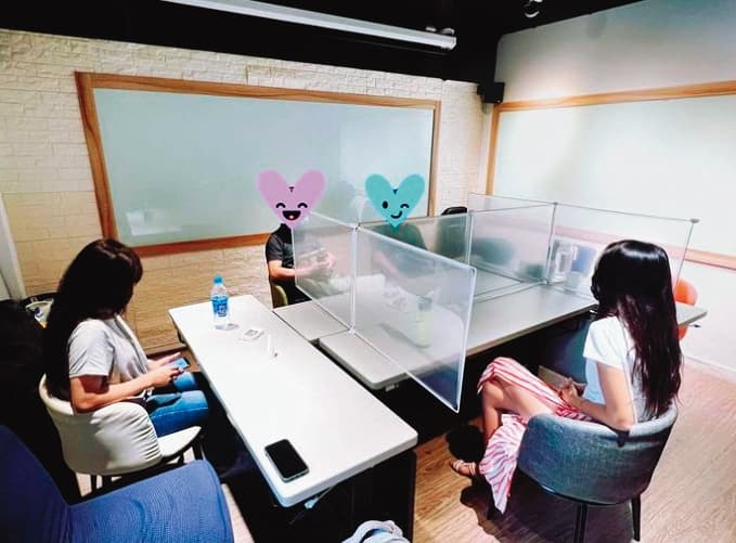 隋棠以壓克力隔板保持社交距離,稱為「朦朧美的會議」,大推這招成為第七條防疫新守則。(翻攝自隋棠IG)