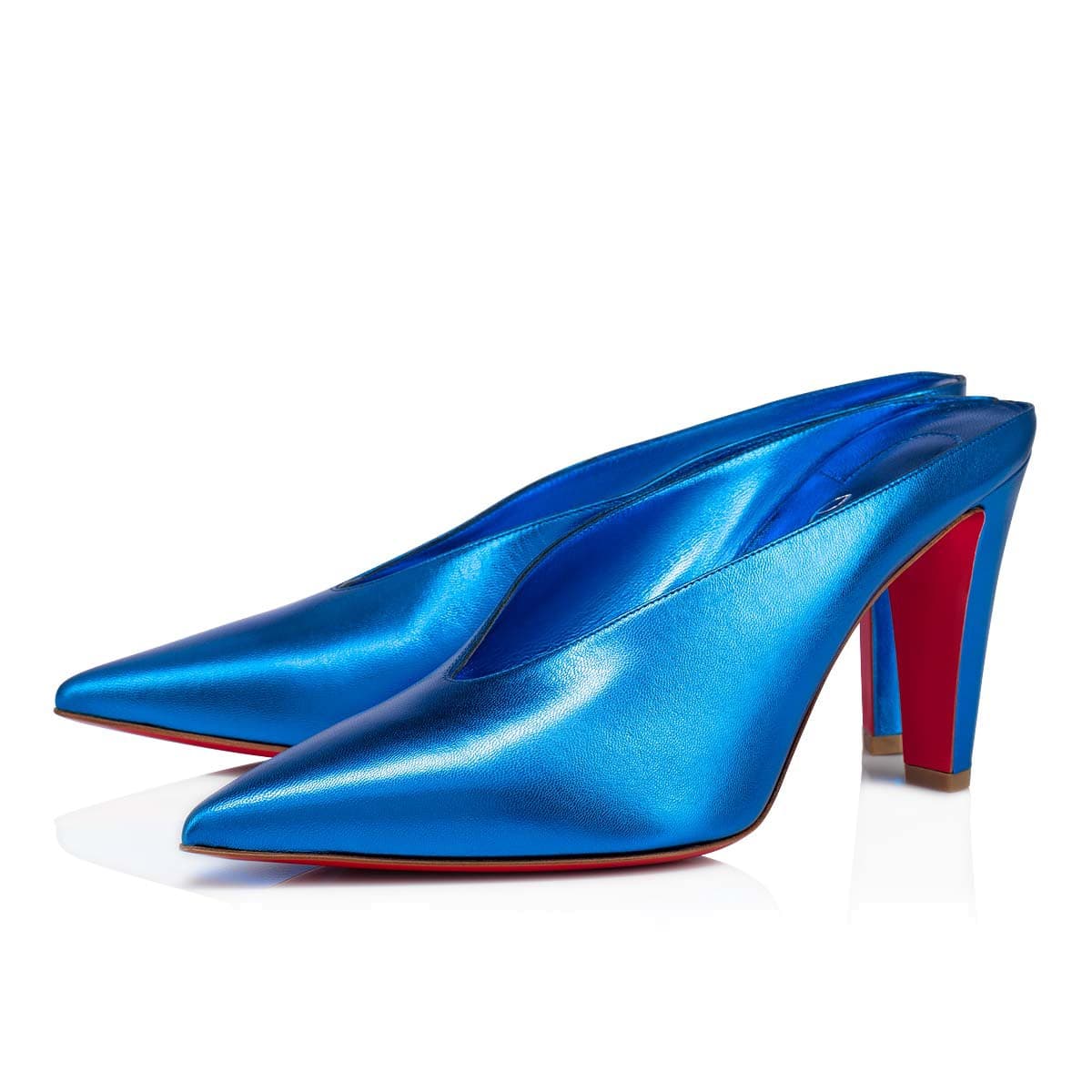 Veryvee金屬藍高跟穆勒鞋。NT$28,300(Christian Louboutin提供)