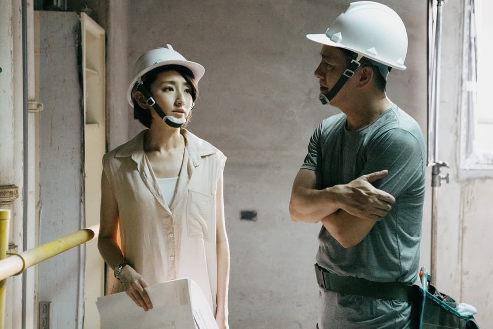 柯佳嬿又廢又努力的女性建築師形象,道出現代女青年在事業跟感情上的矛盾。(台北双喜提供)