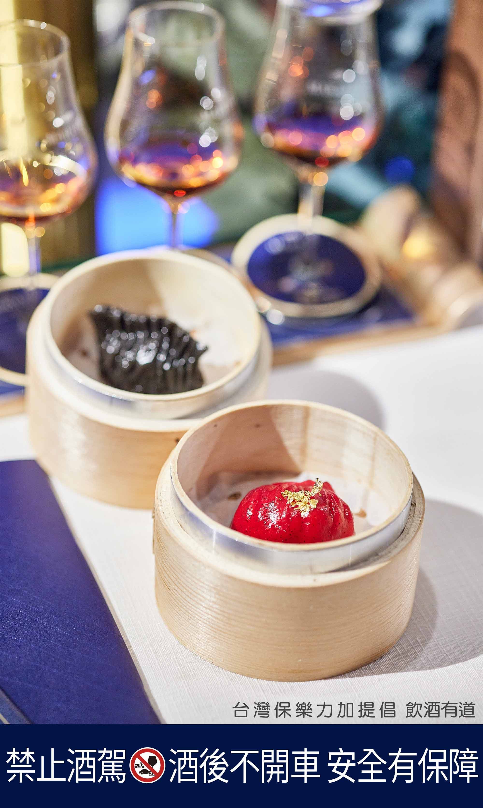 粵式料理不能缺少燒賣！黑金墨魚餃子、金箔火龍果餃不只賣相佳，咬下後的口感、香氣更是令人驚艷。