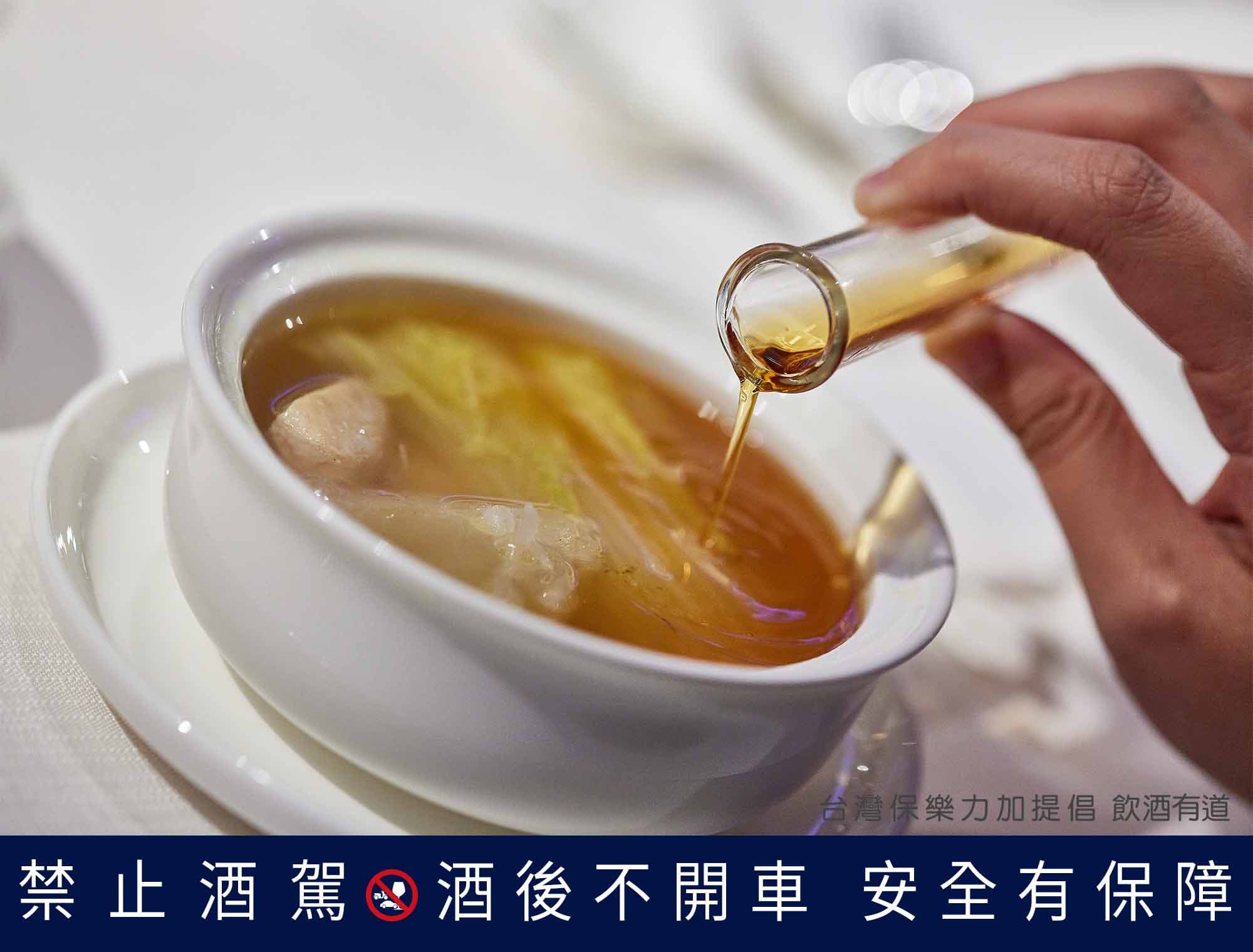 金華花膠菜膽燉雞的色澤不深，但是味道極為醇厚，加點馬爹利藍帶，更提升雞湯的層次。