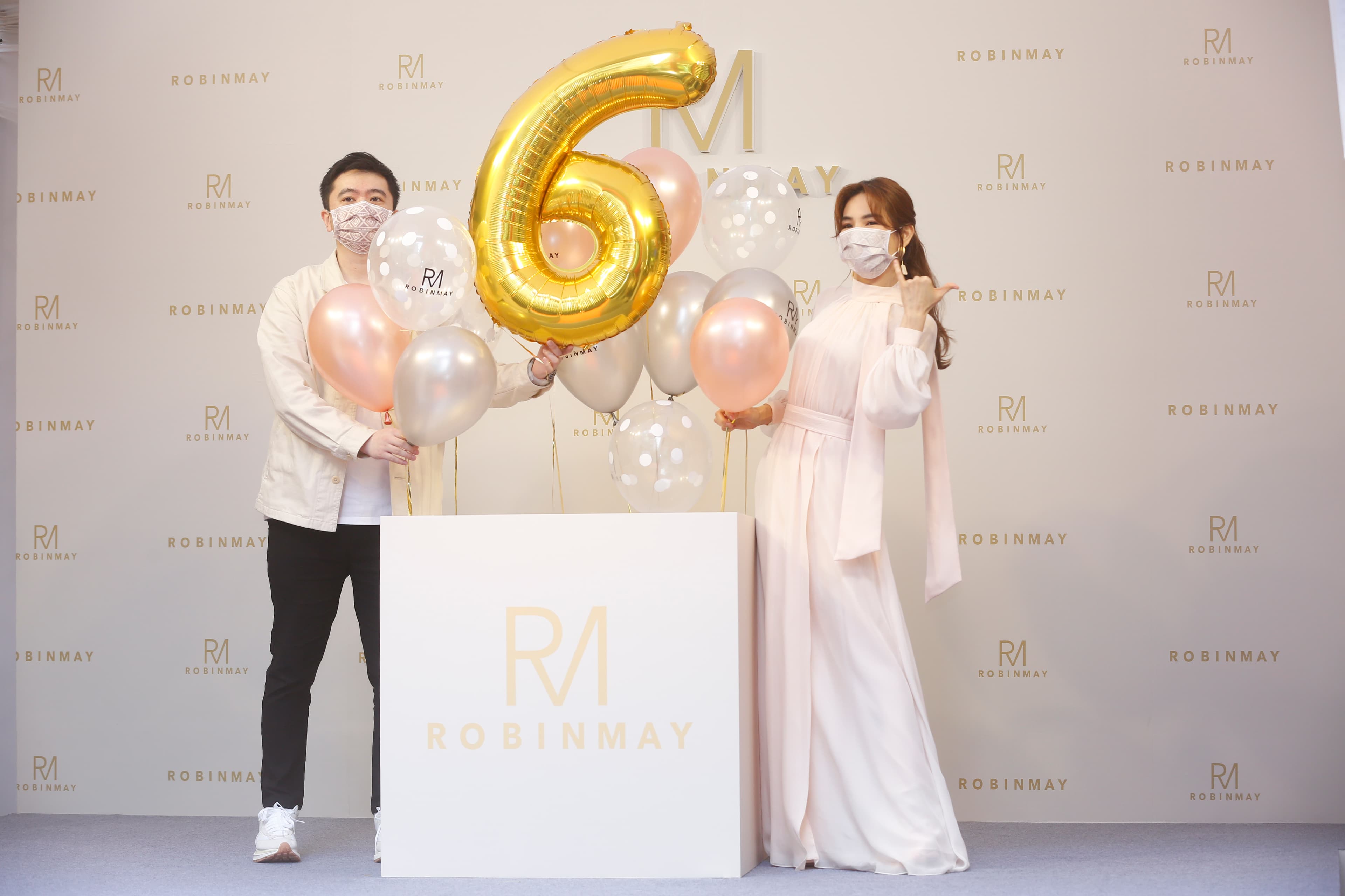 Ella(右)以代言人之姿,與RobinMay創辦人(左)慶祝品牌創立6週年。
