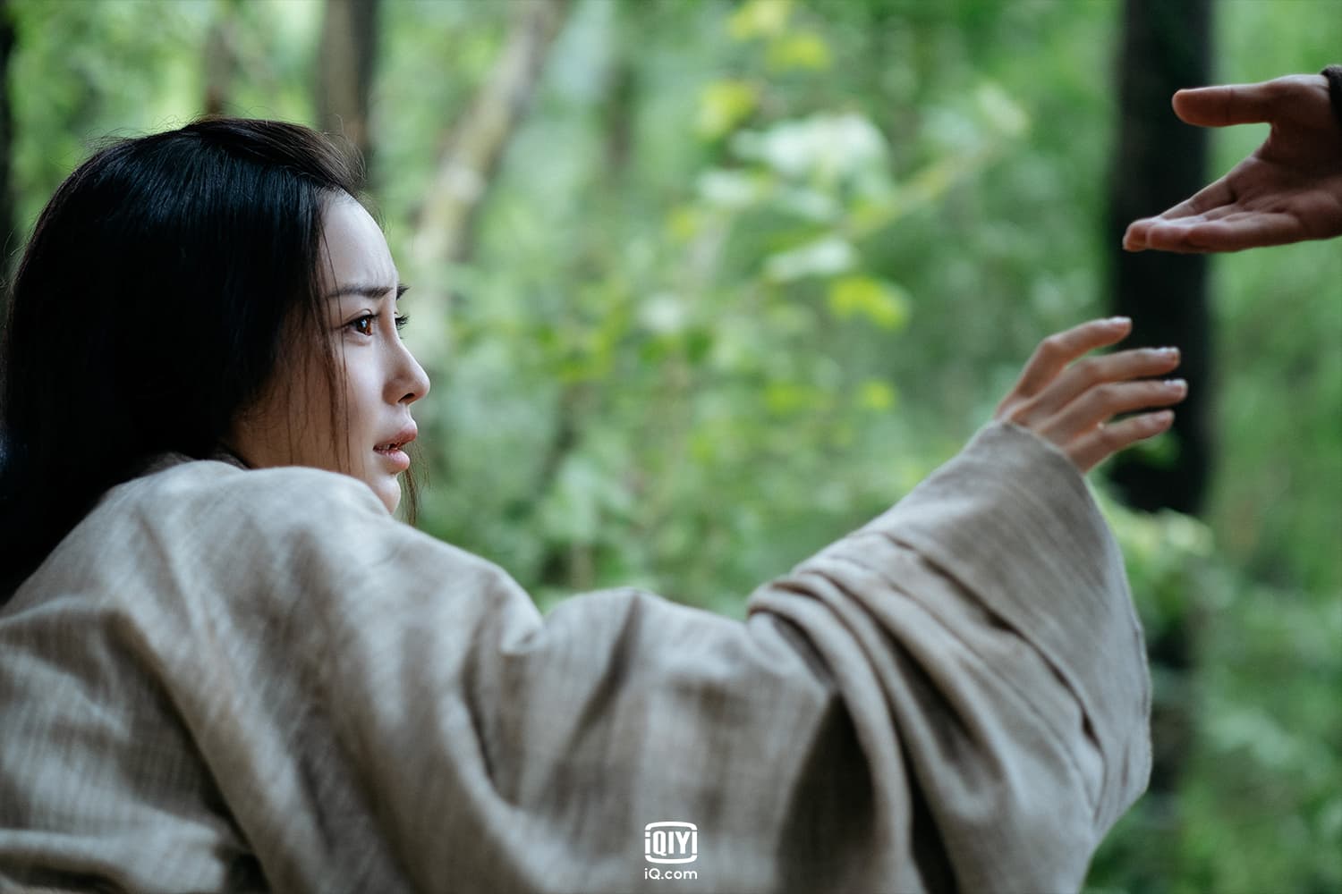 Angelababy在《風起隴西》飾演江湖樂伎柳瑩。(愛奇藝國際站提供)