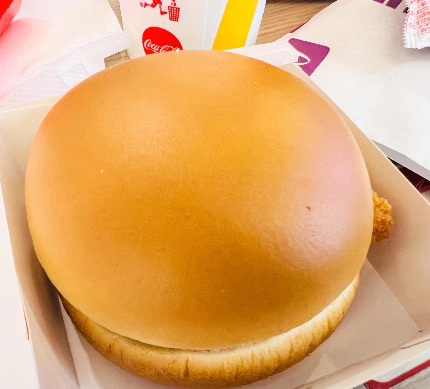 網友在PTT分享麥當勞的麥香魚漢堡,意外遭系統判定為18禁的「可能為成人照片」,引起討論。(翻攝自PTT)